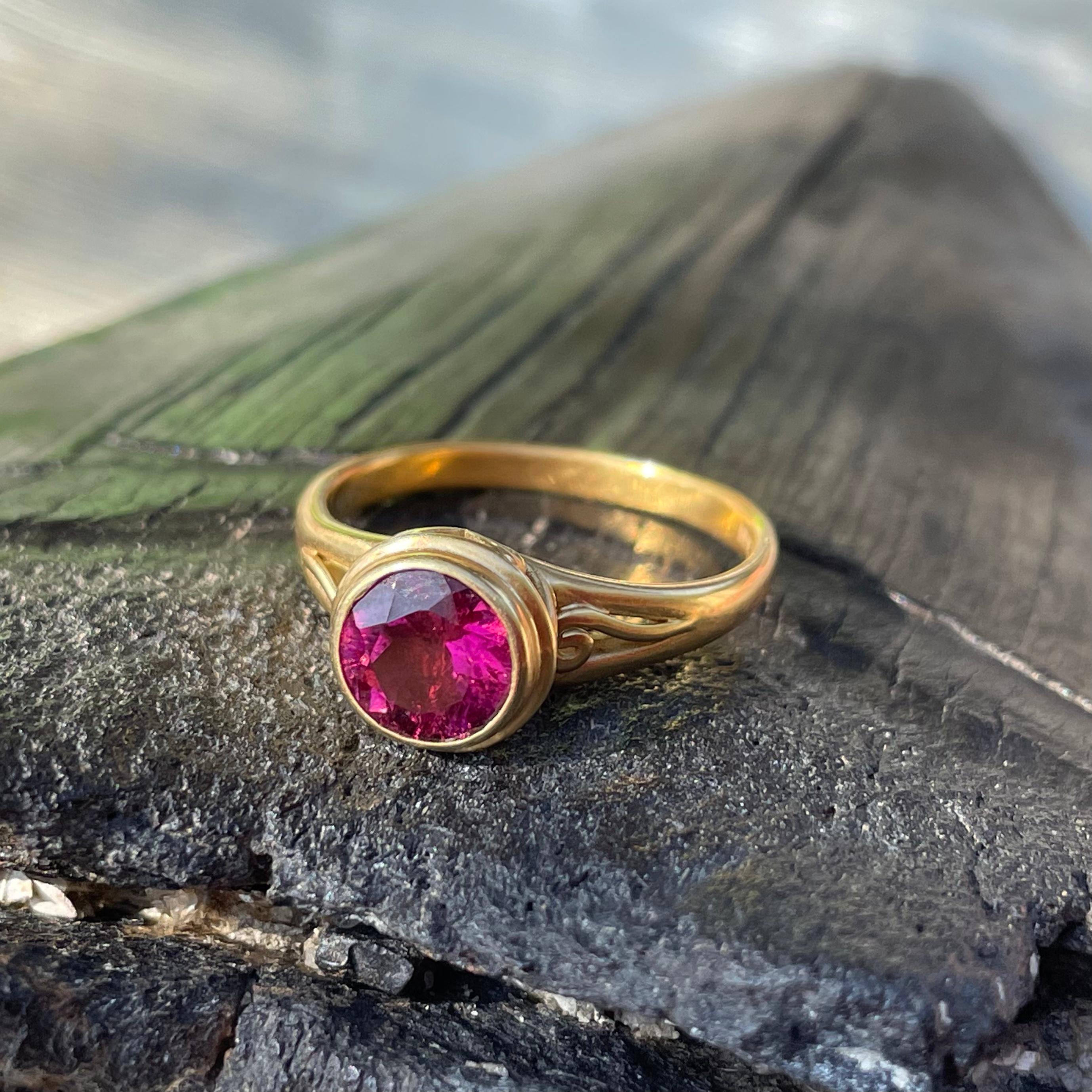 Steven Battelle 1.6 Carats Round Faceted Pink Tourmaline 18K Gold Ring For Sale 2