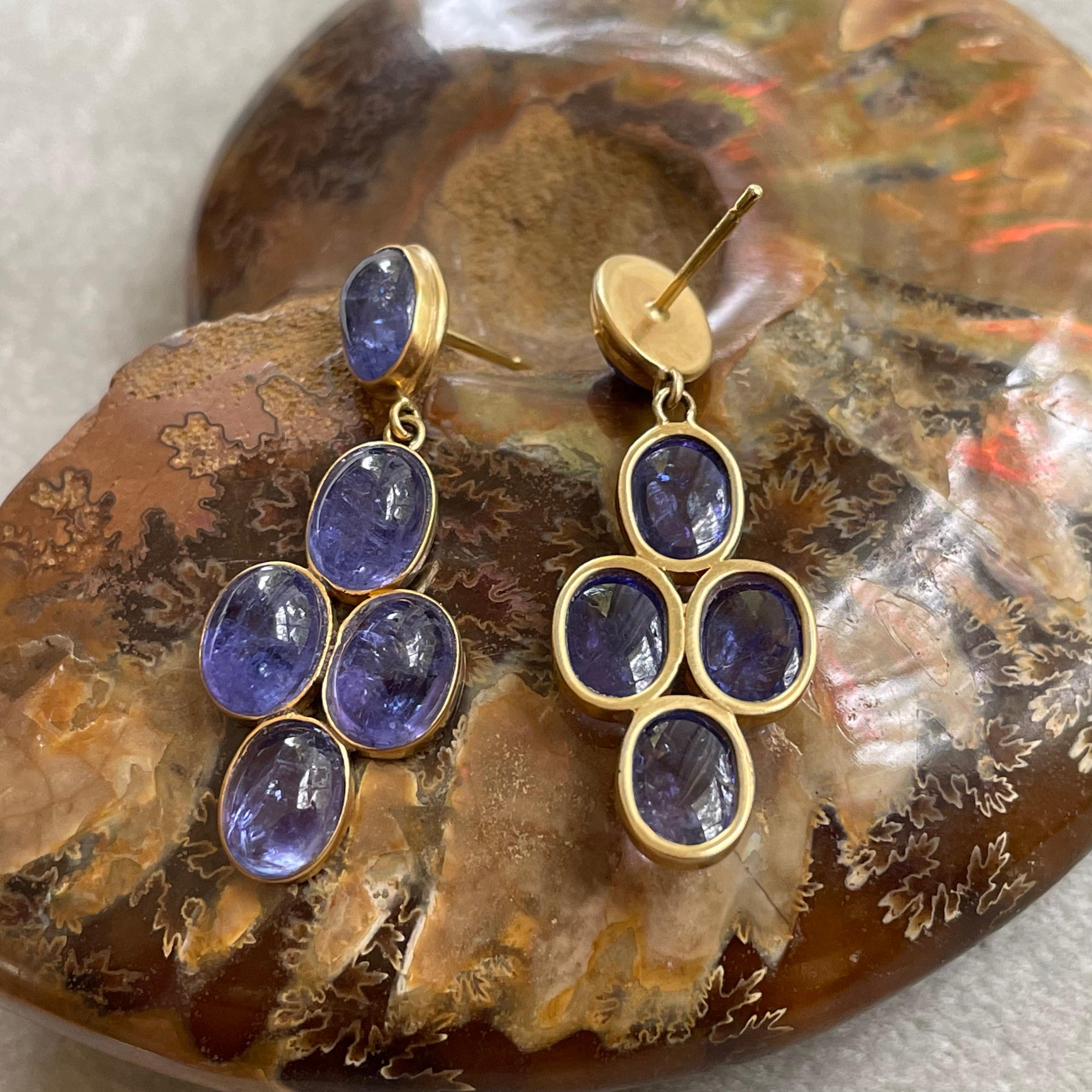 Steven Battelle 16.2 Carats Cabochon Tanzanite 18K Gold Post Earrings In New Condition In Soquel, CA