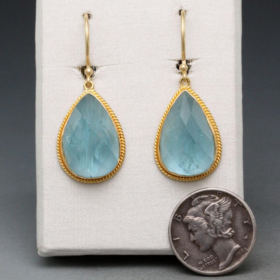 Contemporaneo Steven Battelle Orecchini a filo in oro 18K con acquamarina da 16,9 carati in vendita