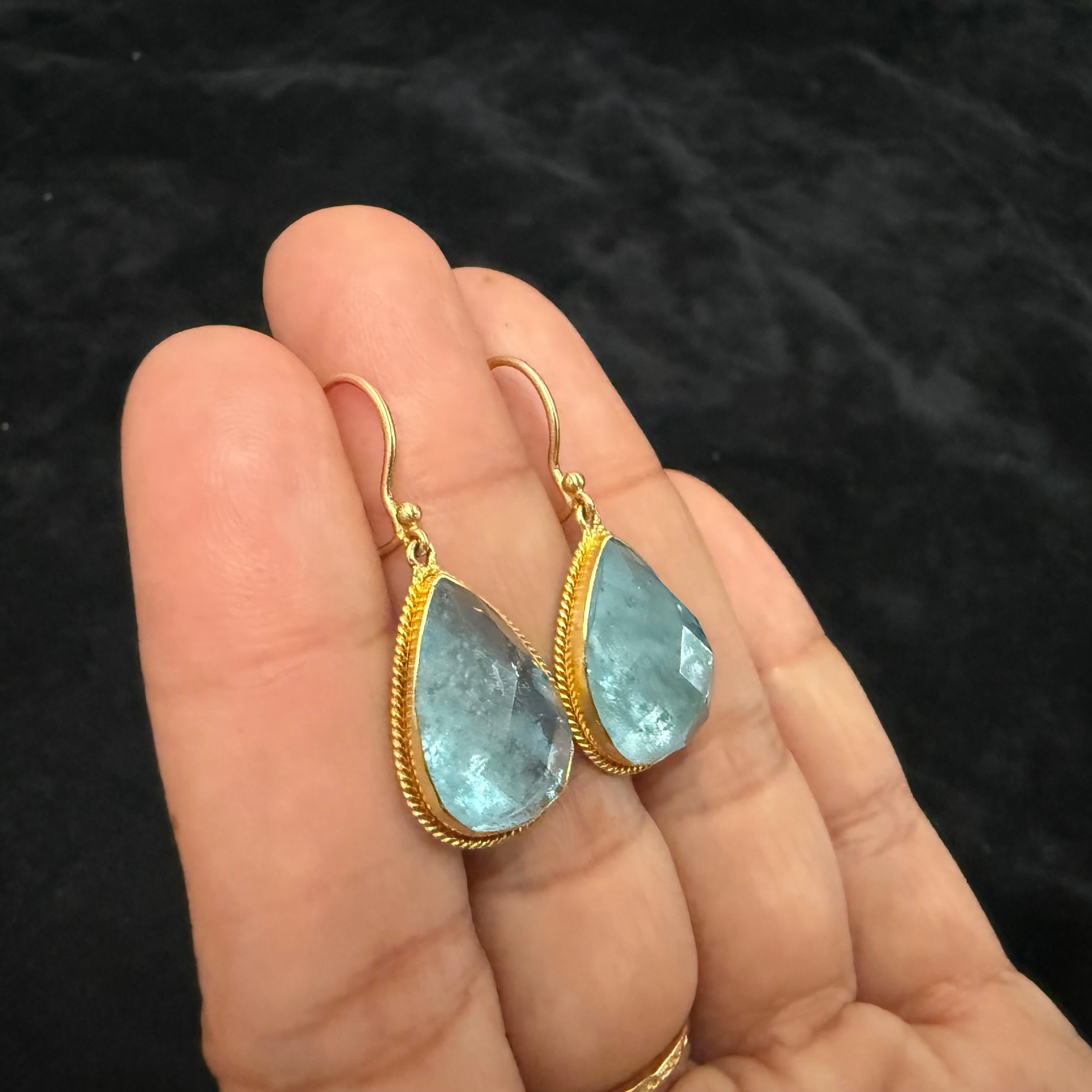 Taglio a rosa Steven Battelle Orecchini a filo in oro 18K con acquamarina da 16,9 carati in vendita