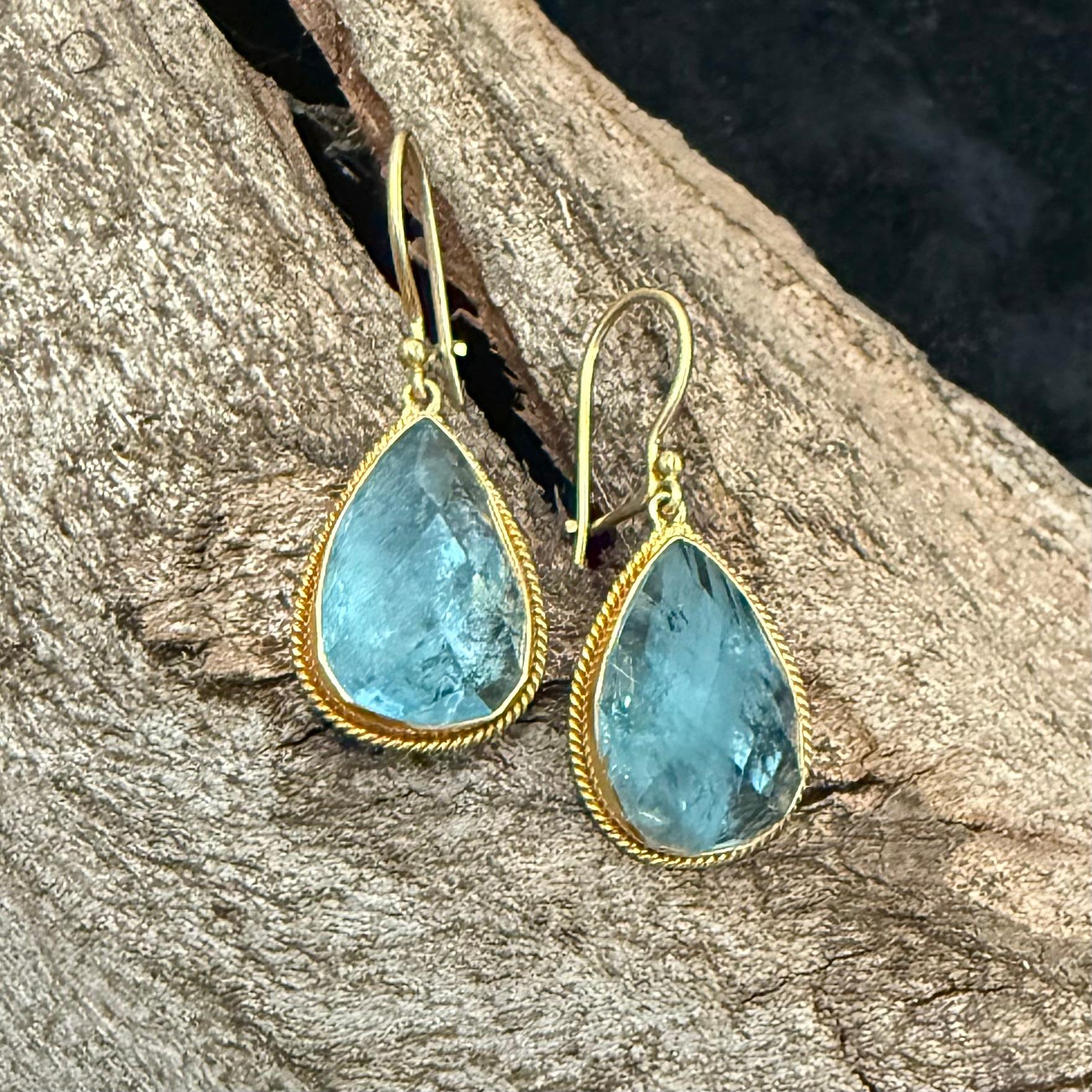 Steven Battelle Orecchini a filo in oro 18K con acquamarina da 16,9 carati in vendita 1