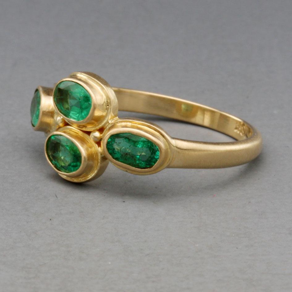Contemporary Steven Battelle 1.7 Carats Emeralds 18K Gold Ring For Sale