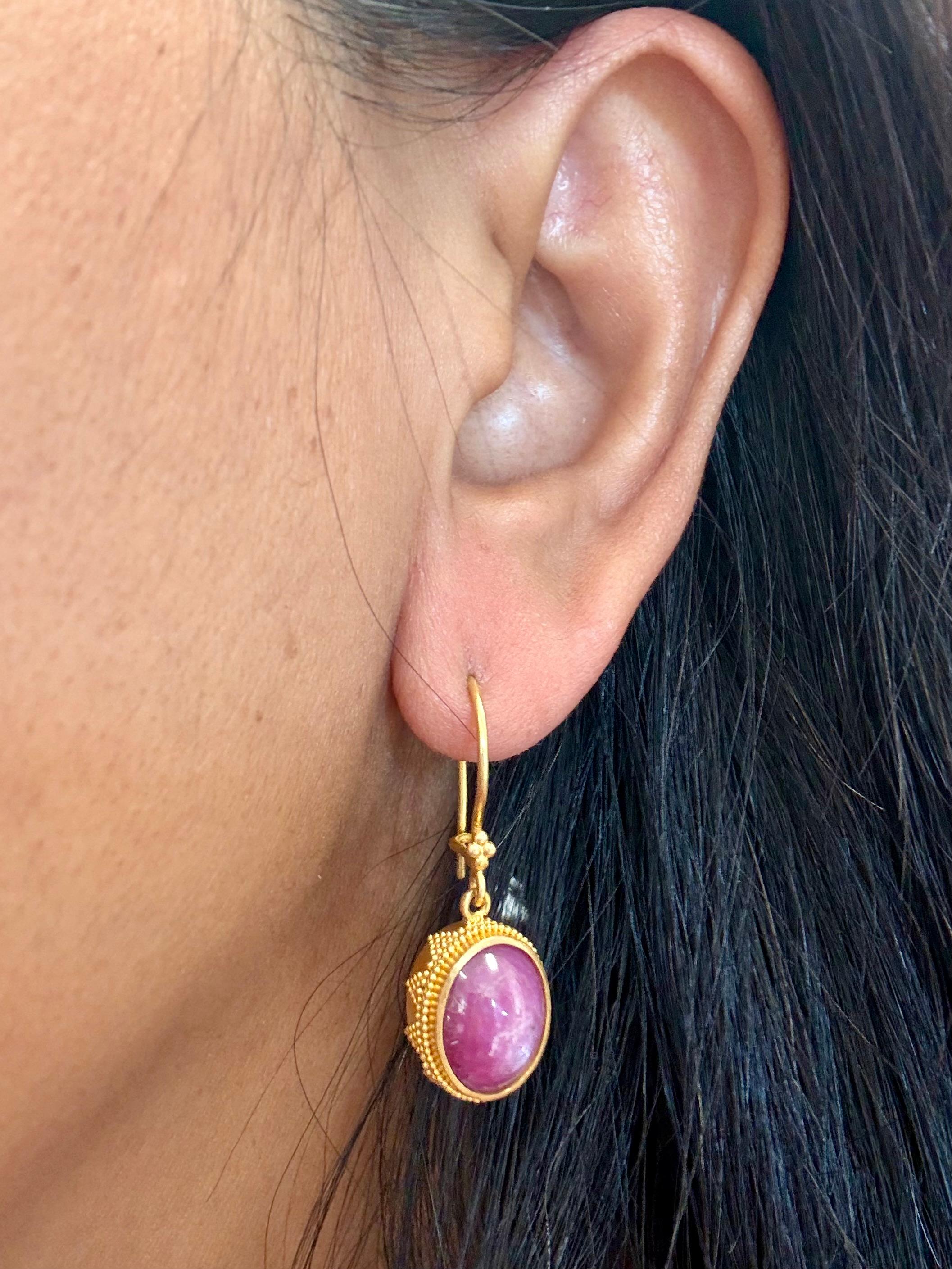 Steven Battelle Pendientes de oro de 22 quilates granulado con rubí estrella de la India de 17,2 quilates en venta 7
