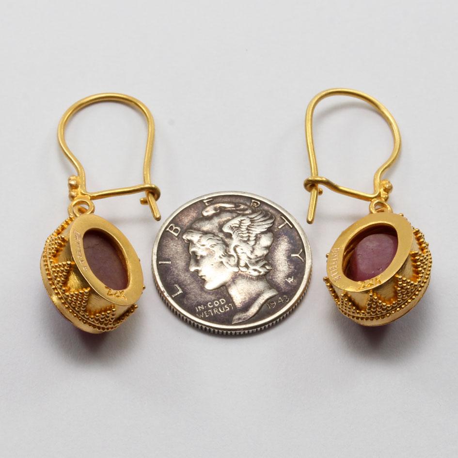 Steven Battelle Pendientes de oro de 22 quilates granulado con rubí estrella de la India de 17,2 quilates en Nuevo estado para la venta en Soquel, CA