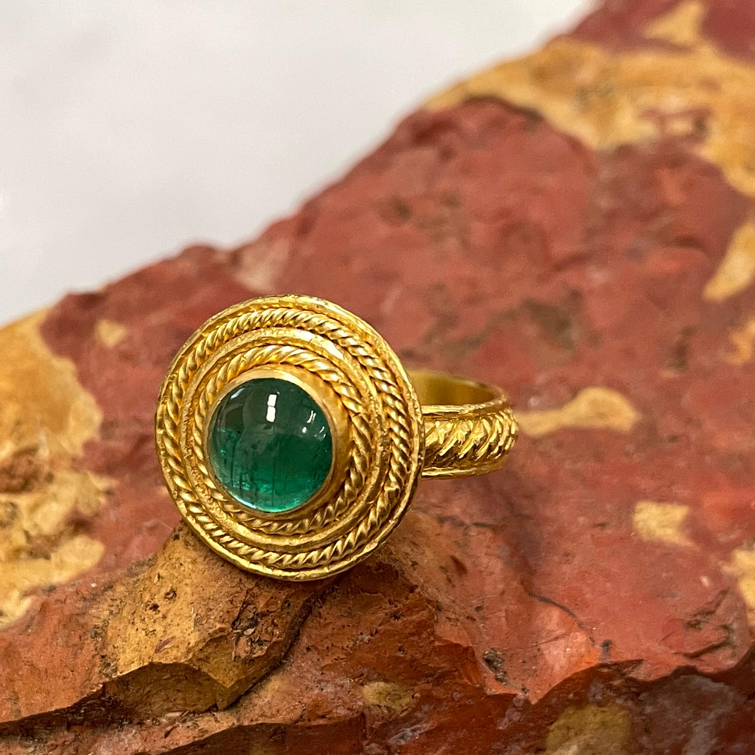 Contemporary Steven Battelle 1.8 Carat Cabochon Emerald 22K Gold Ring For Sale