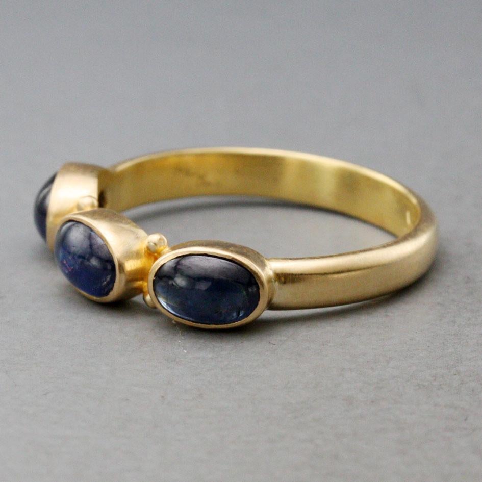 Contemporary Steven Battelle 1.8 Carats Cabochon Blue Sapphires 18k Gold Ring For Sale