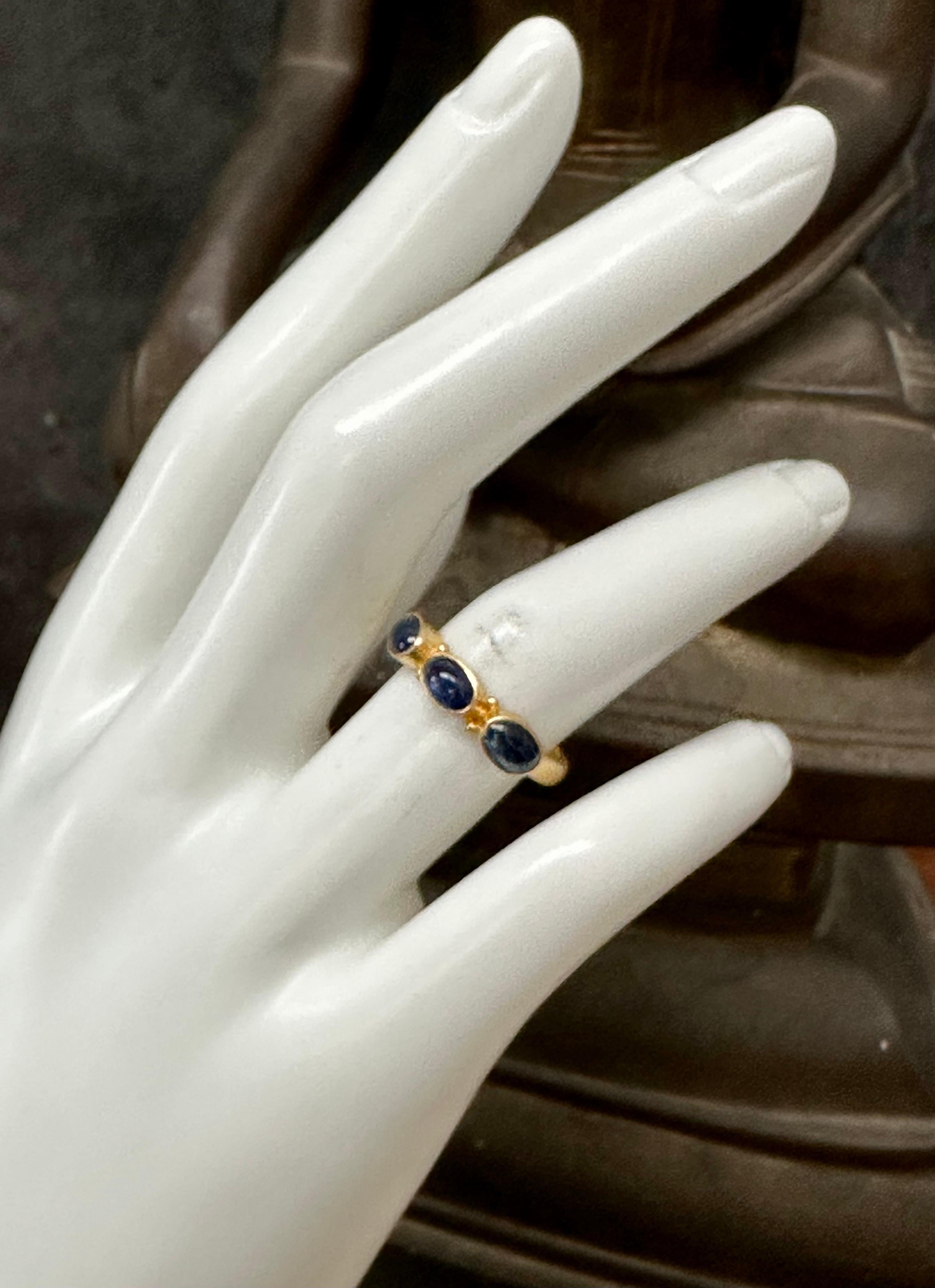 Women's or Men's Steven Battelle 1.8 Carats Cabochon Blue Sapphires 18k Gold Ring For Sale