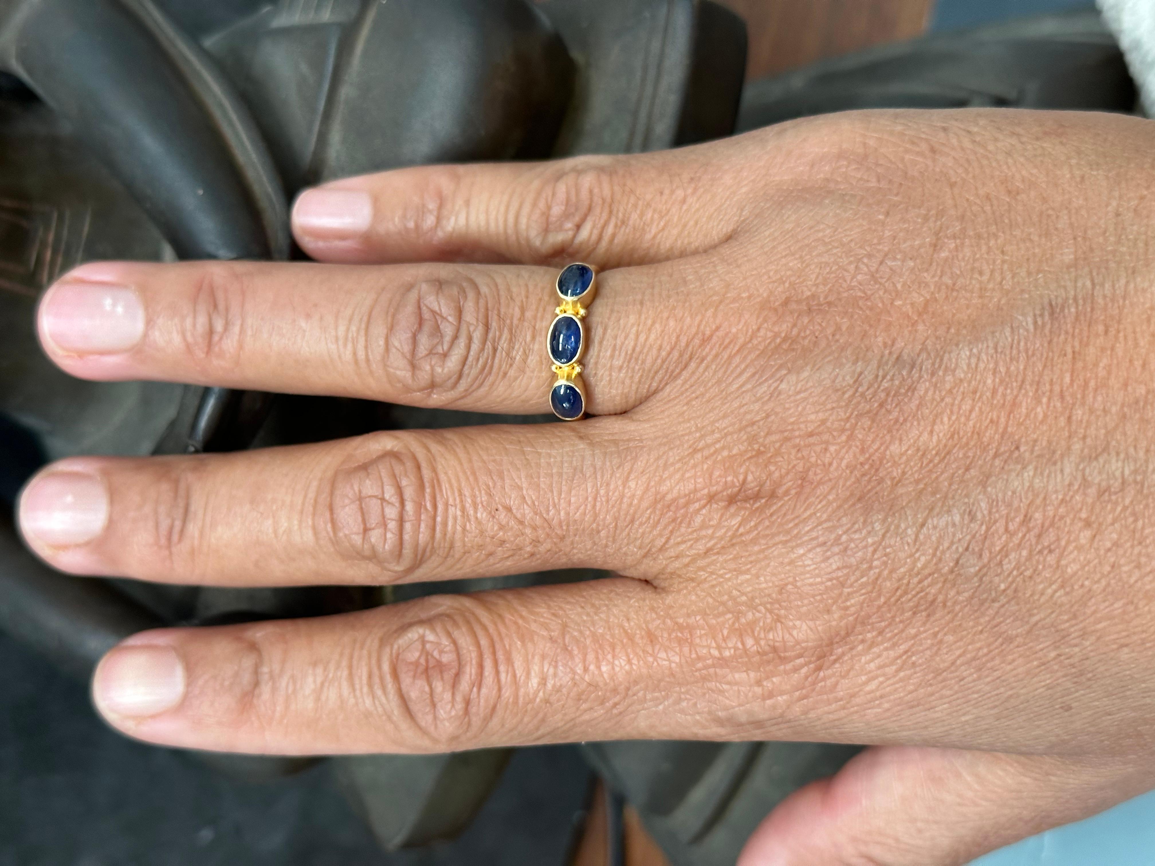 Steven Battelle 1.8 Carats Cabochon Blue Sapphires 18k Gold Ring For Sale 2