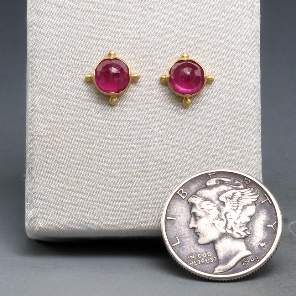 Deux rubis roses de 5 mm de diamètre sont sertis dans des montures en or 18 carats granulé faites à la main (4 points avec jawan) dans ces boucles d'oreilles simples mais élégantes.  Juste assez d'ornementation pour accentuer la richesse des