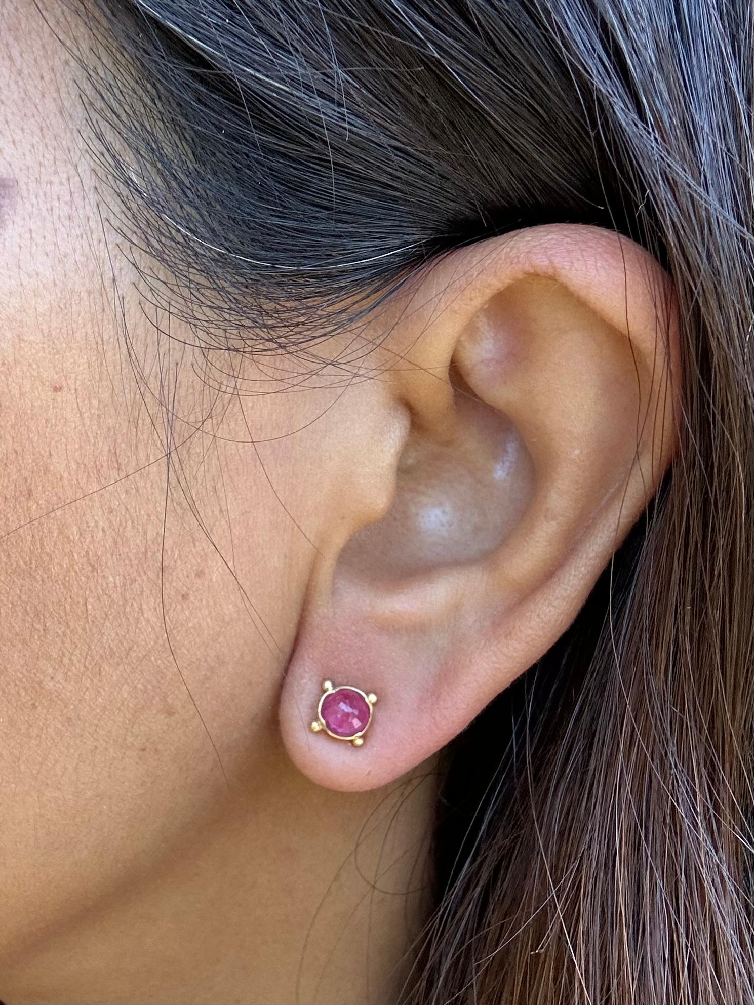 Steven Battelle, boucles d'oreilles en or 18 carats avec rubis taille rose de 1,8 carat en vente 1