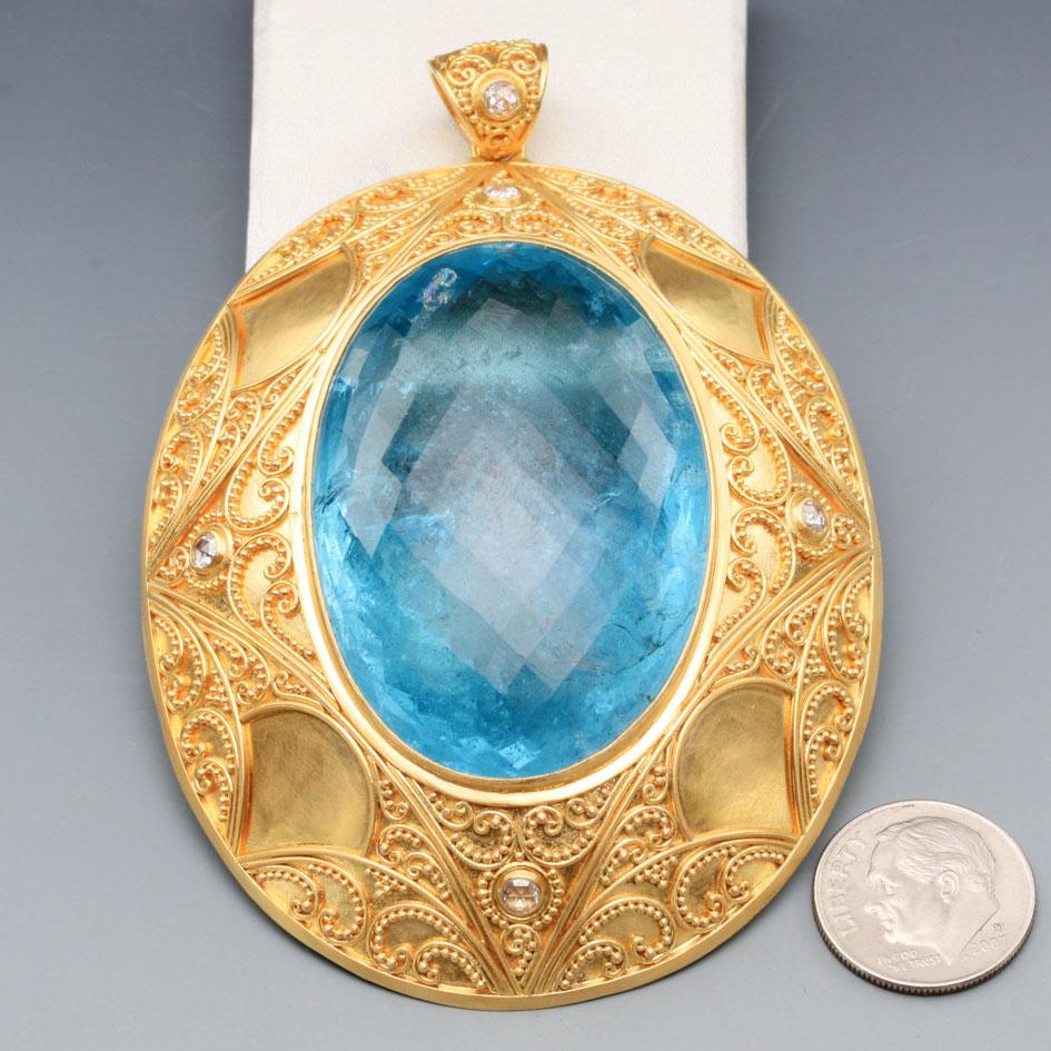 Taille ovale Steven Battelle Aigue-marine 182,3 carats Diamants Or granulé 22K  Pendentif en vente