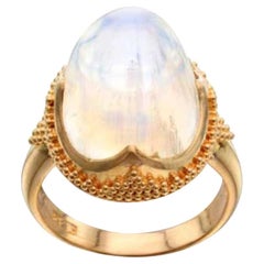 Anello in oro 22K con pietra di luna arcobaleno da 18,6 carati di Steven Battelle
