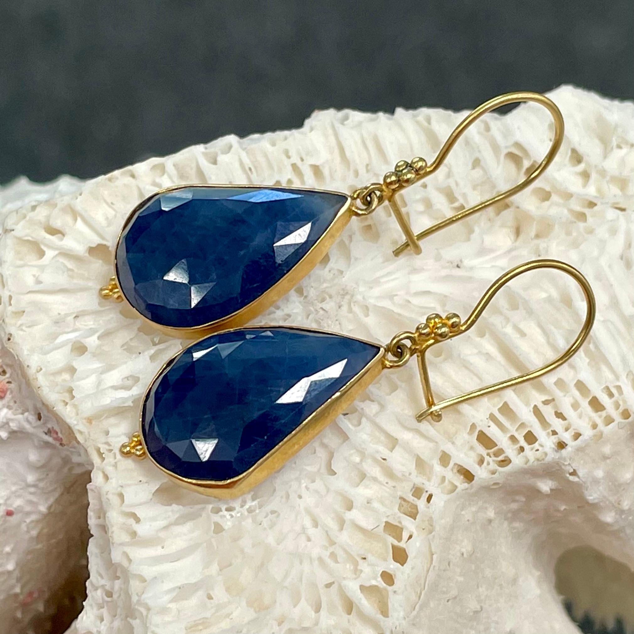 Contemporary Steven Battelle 18.6 Carats Blue Sapphire 18K Gold Wire Earrings For Sale