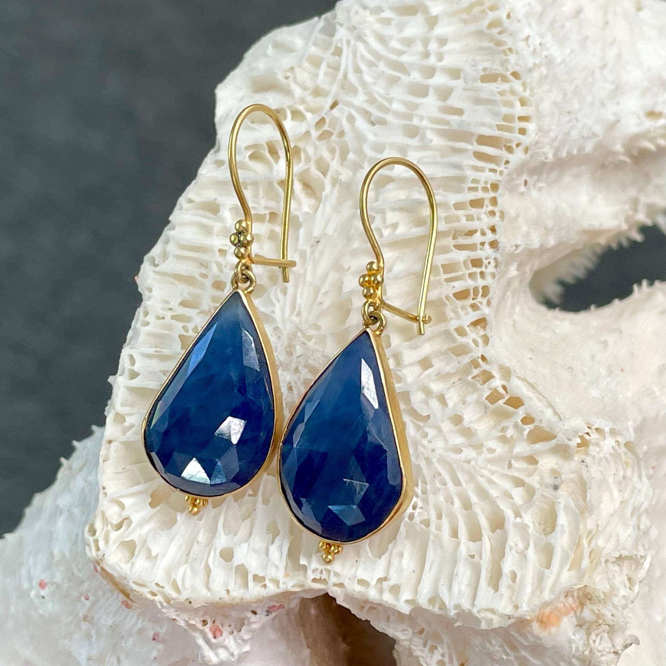 Women's Steven Battelle 18.6 Carats Blue Sapphire 18K Gold Wire Earrings For Sale