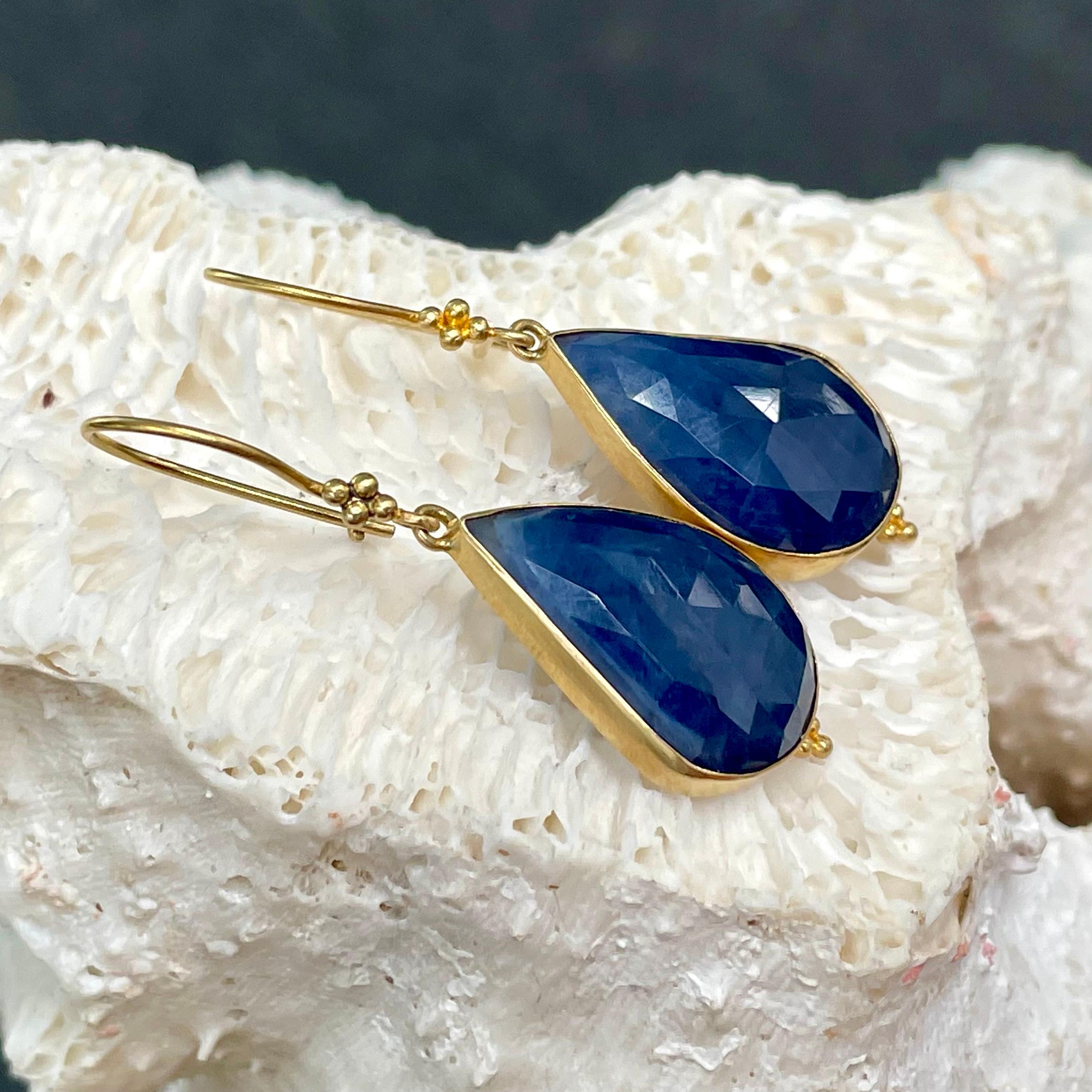 Steven Battelle 18.6 Carats Blue Sapphire 18K Gold Wire Earrings For Sale 1