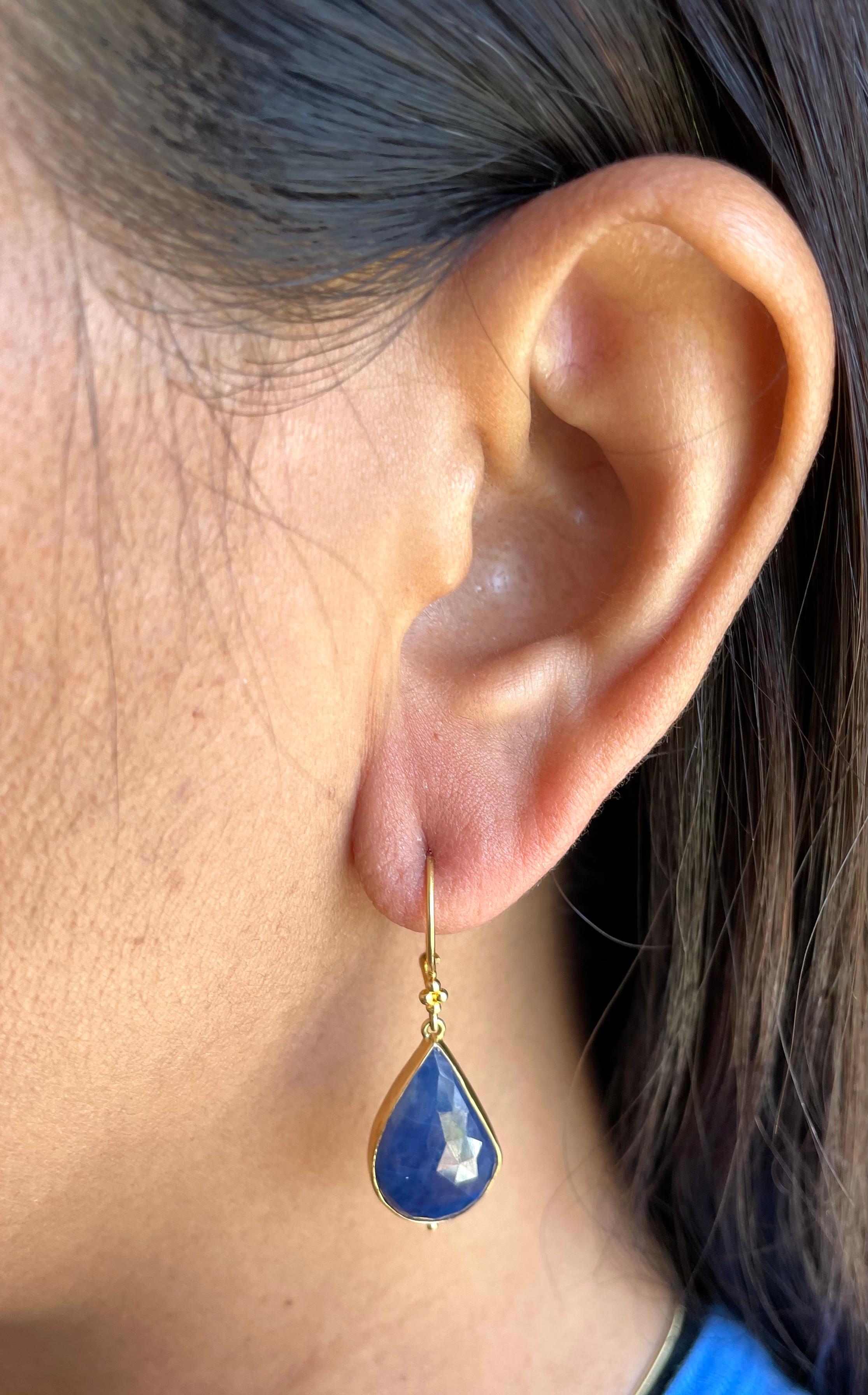 Steven Battelle 18.6 Carats Blue Sapphire 18K Gold Wire Earrings For Sale 2