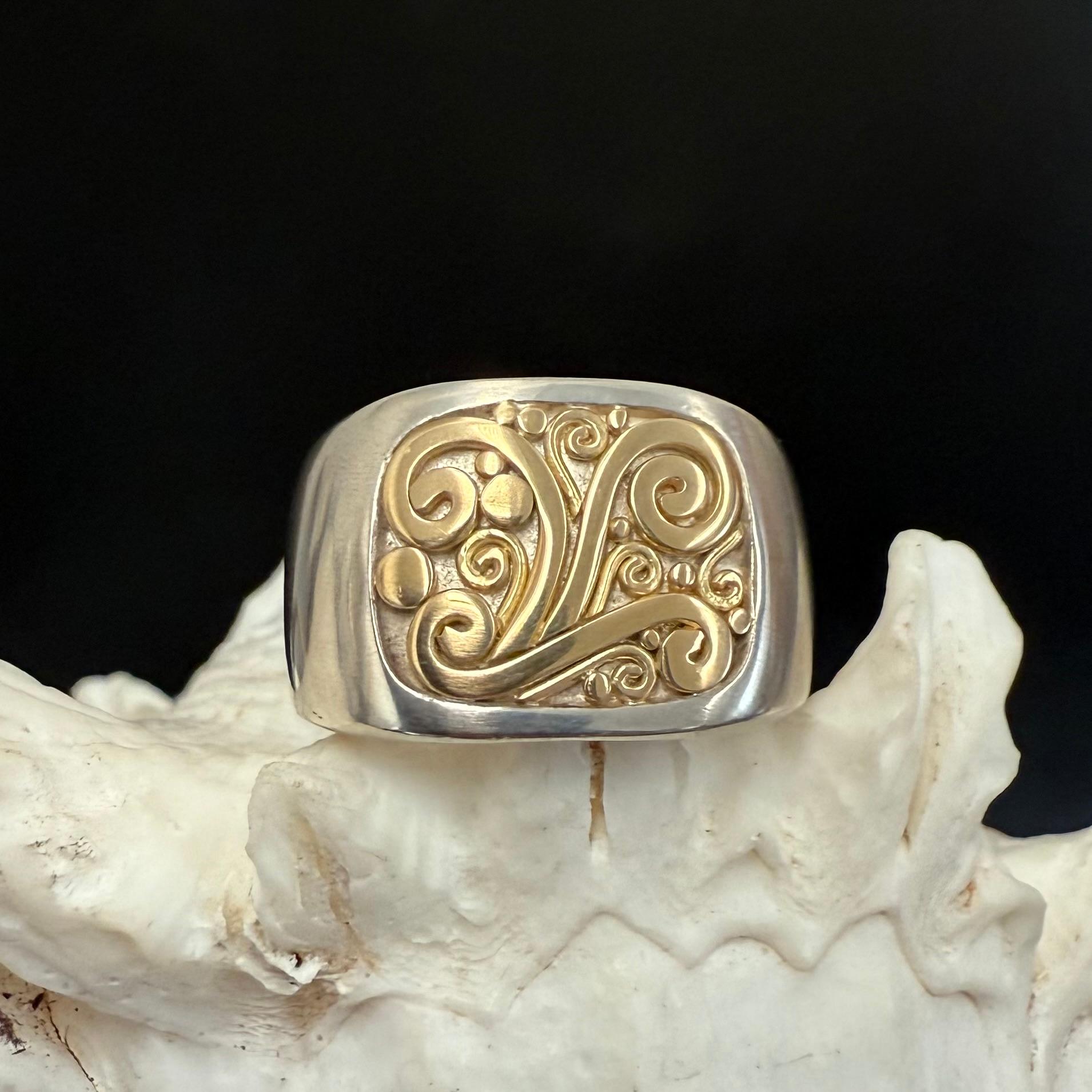 Un comodo e ampio gambo in argento sterling con finitura opaca e un cuscino centrale incassato è incastonato con un filo d'oro quadrato spesso e pesante da 18 carati in un motivo a spirale con altri accenti di filo più piccoli e varie dimensioni di