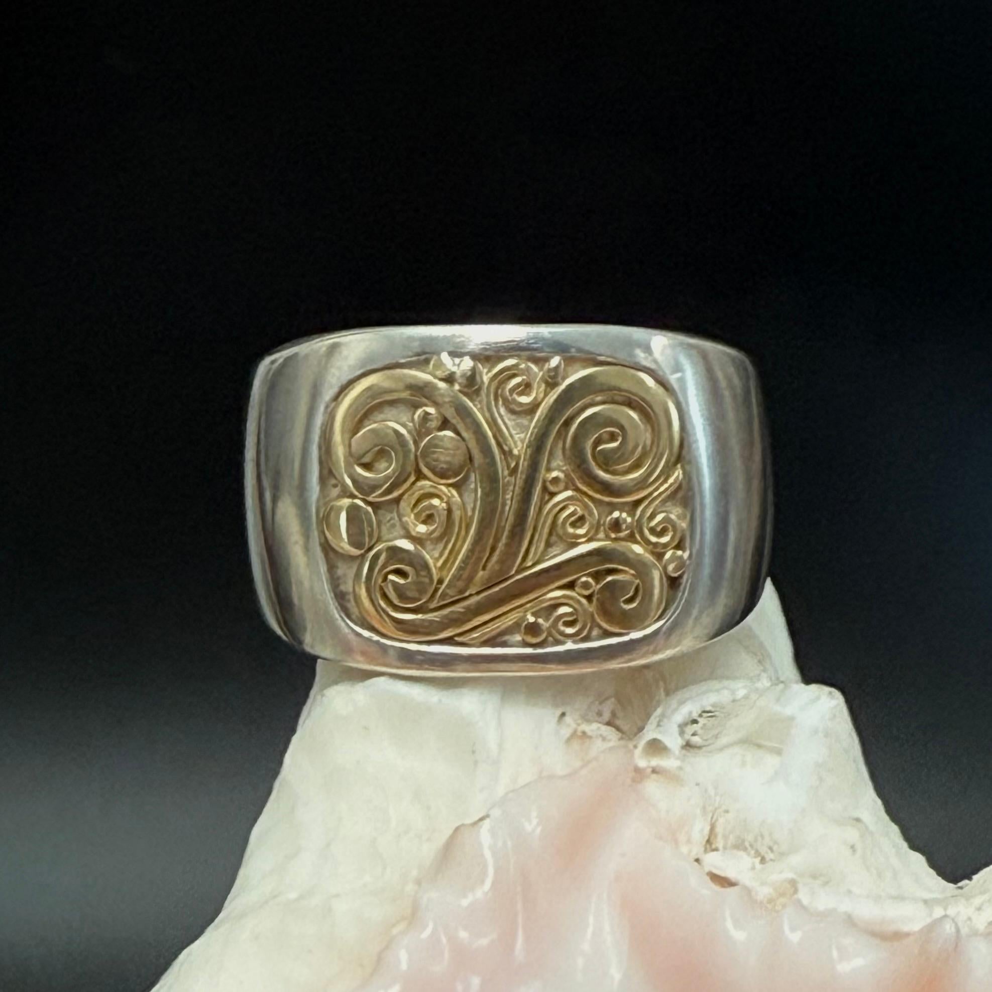 Contemporaneo Steven Battelle Anello in argento sterling con intarsio a filo d'oro 18 carati in vendita