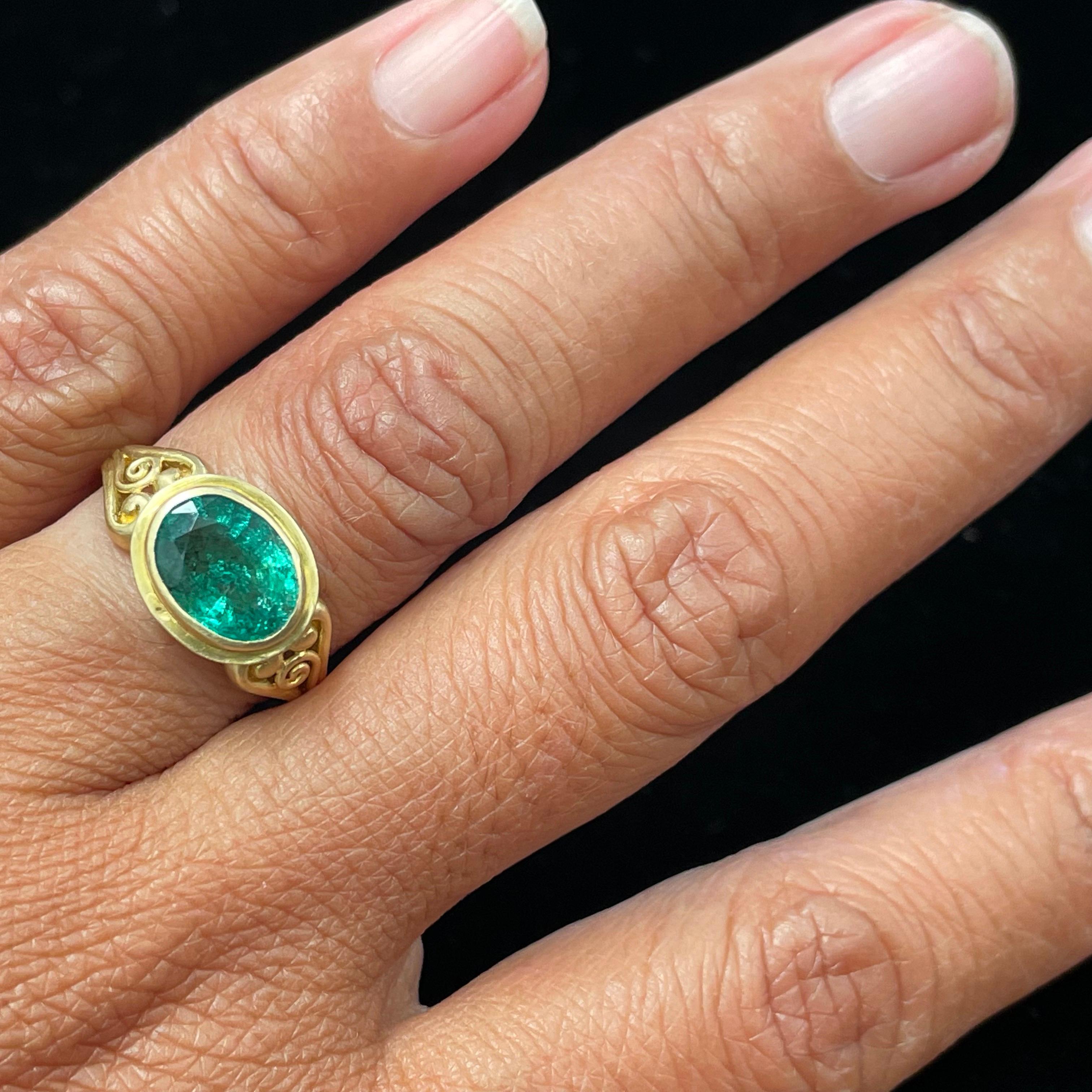 Modern Steven Battelle 1.9 Carat Emerald 18K Gold Ring For Sale