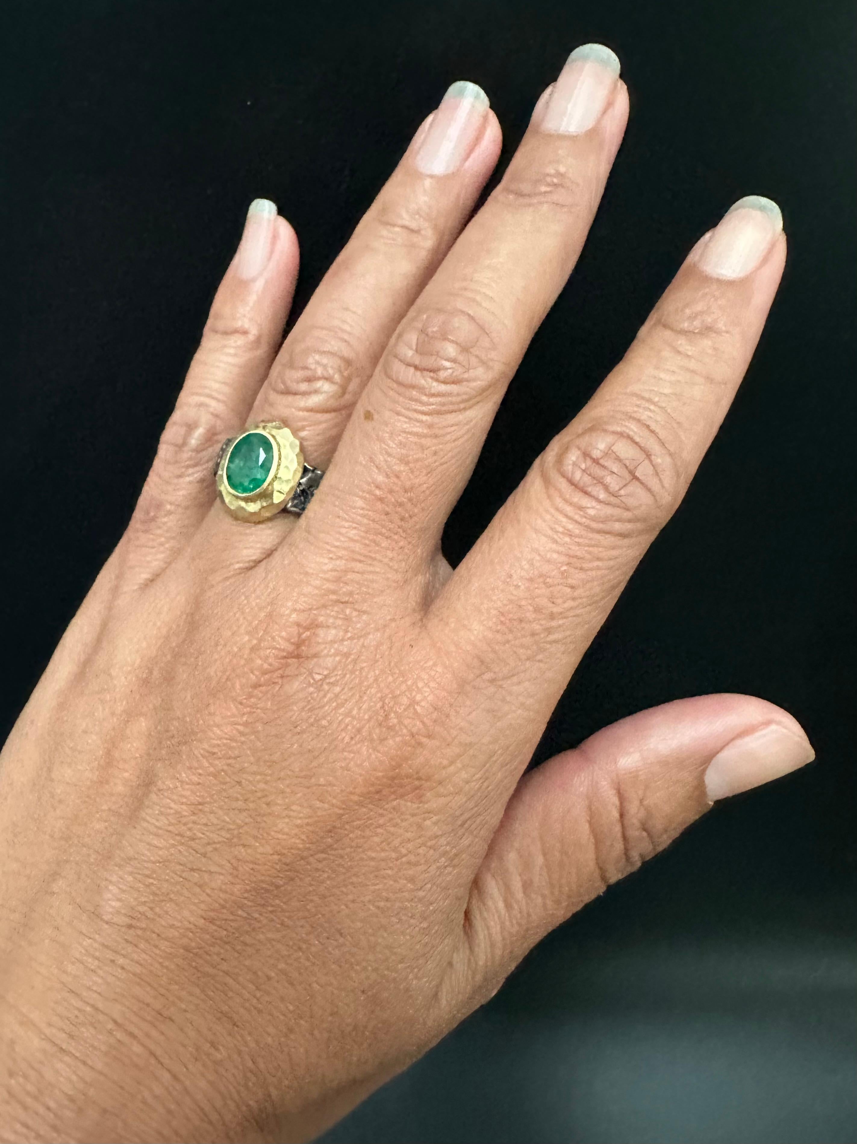Steven Battelle 1,9 Karat Smaragd Oxidierter Sterling 18K Goldring für Damen oder Herren im Angebot