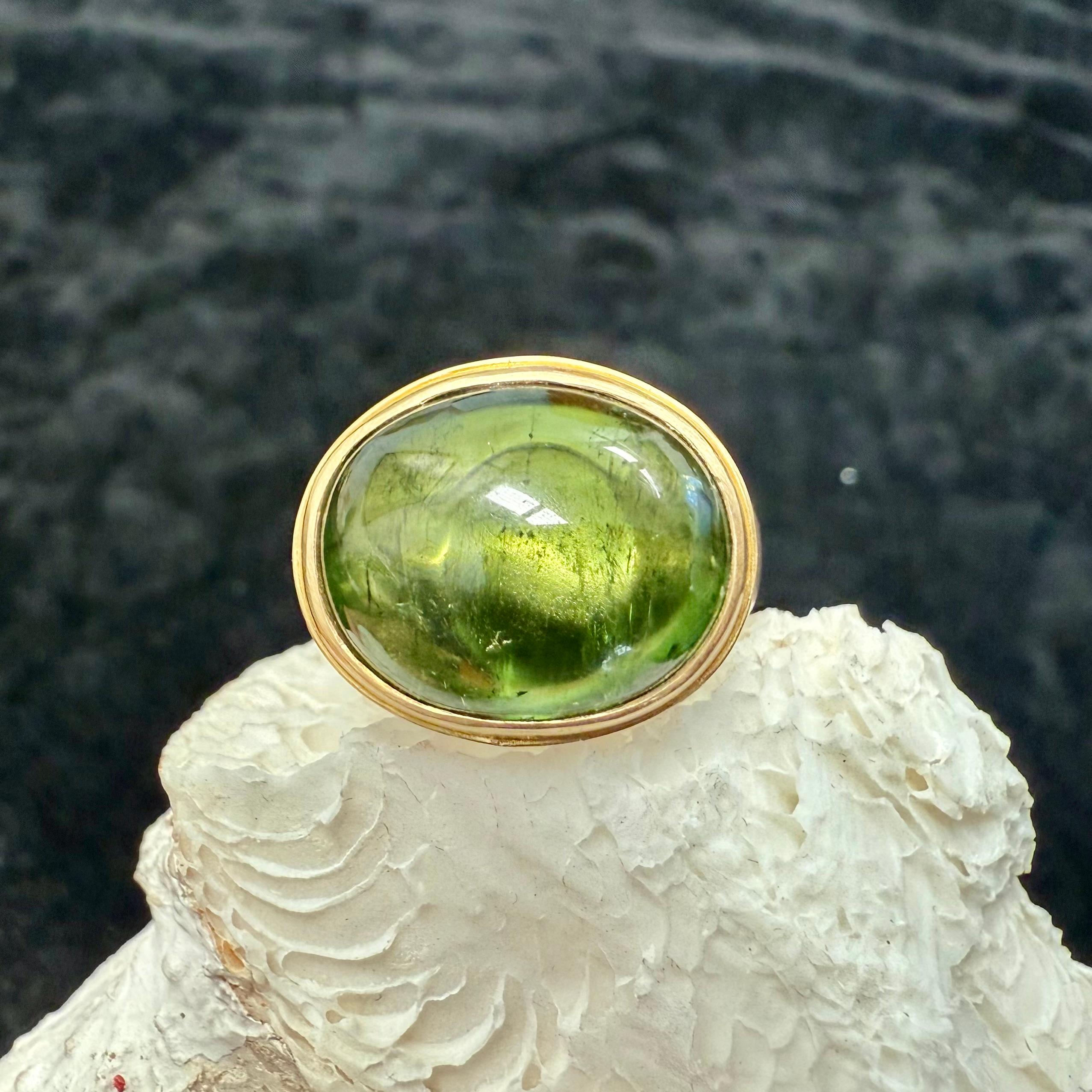Steven Battelle 19.0 Carats Cabochon de Tourmaline Verte Sterling/18K Gold Ring en vente 4
