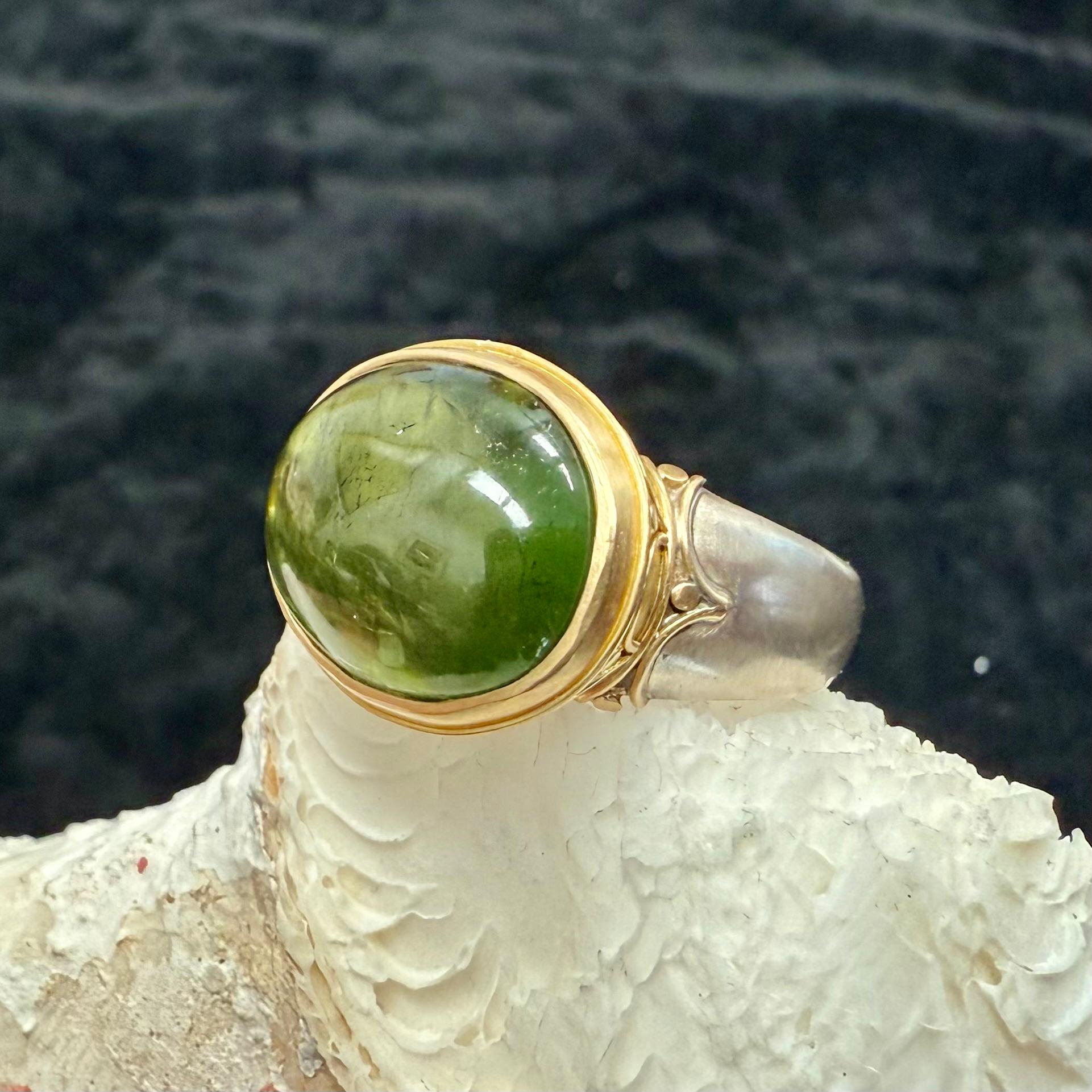 Taille cabochon Steven Battelle 19.0 Carats Cabochon de Tourmaline Verte Sterling/18K Gold Ring en vente