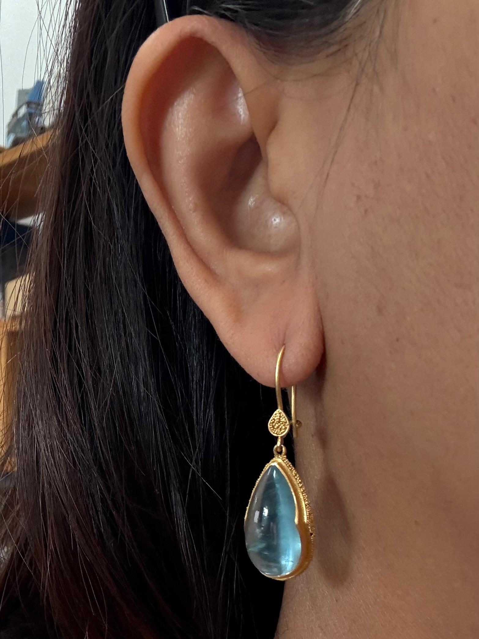 Orecchini a filo in oro 22K con acquamarina da 19,6 carati di Steven Battelle in vendita 4