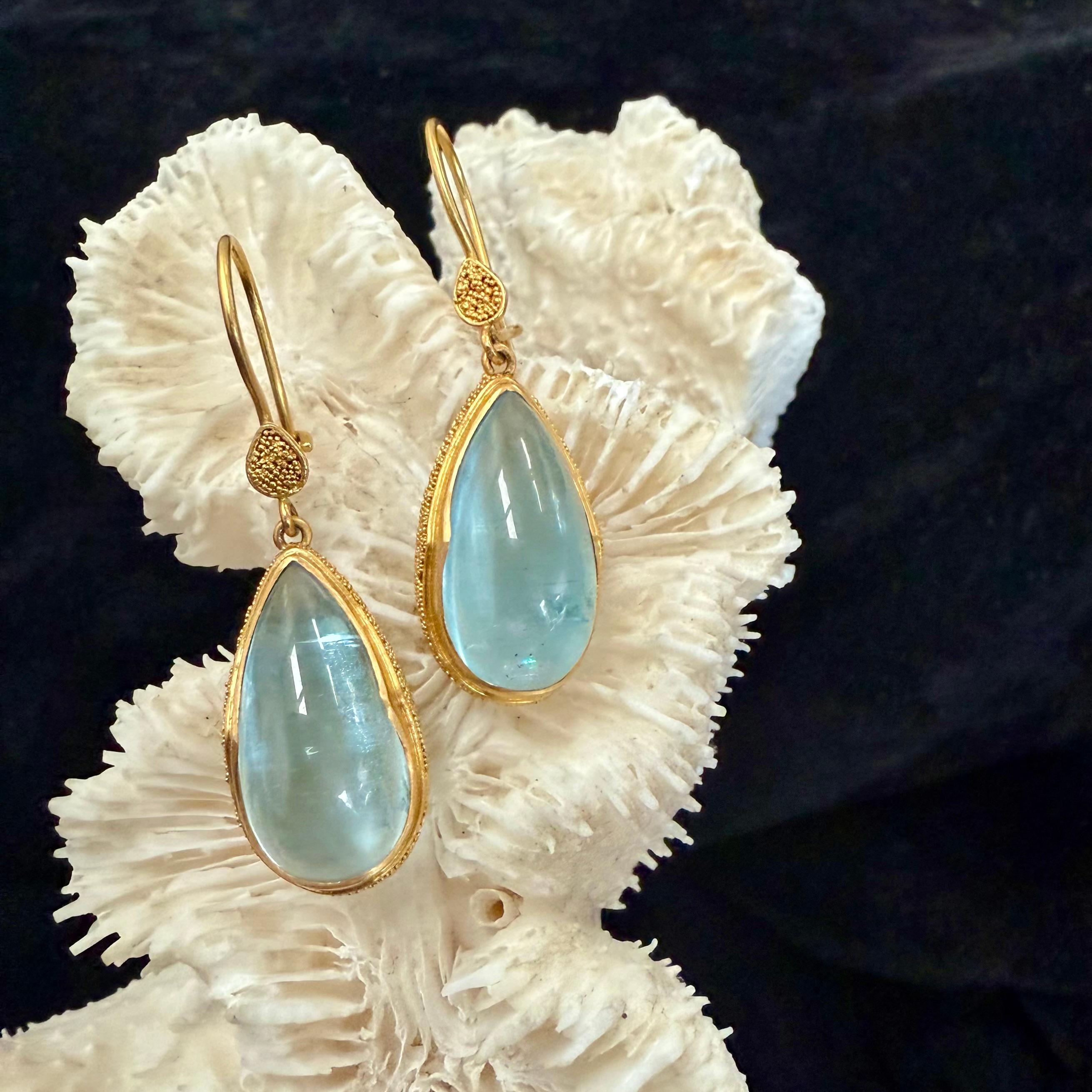 Due cabochon di acquamarina brasiliana a forma di pera di 10 x 19 mm di lunghezza, ben assortiti, sono incastonati in lussuosi castoni a 