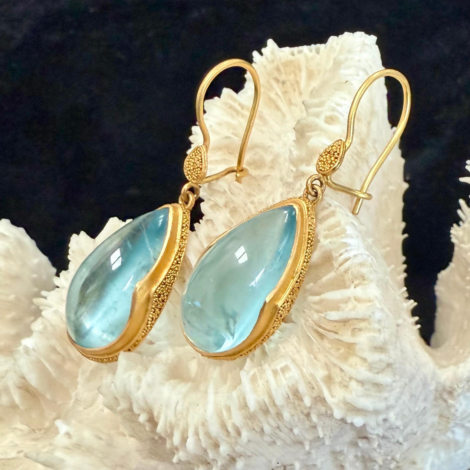 Contemporaneo Orecchini a filo in oro 22K con acquamarina da 19,6 carati di Steven Battelle in vendita