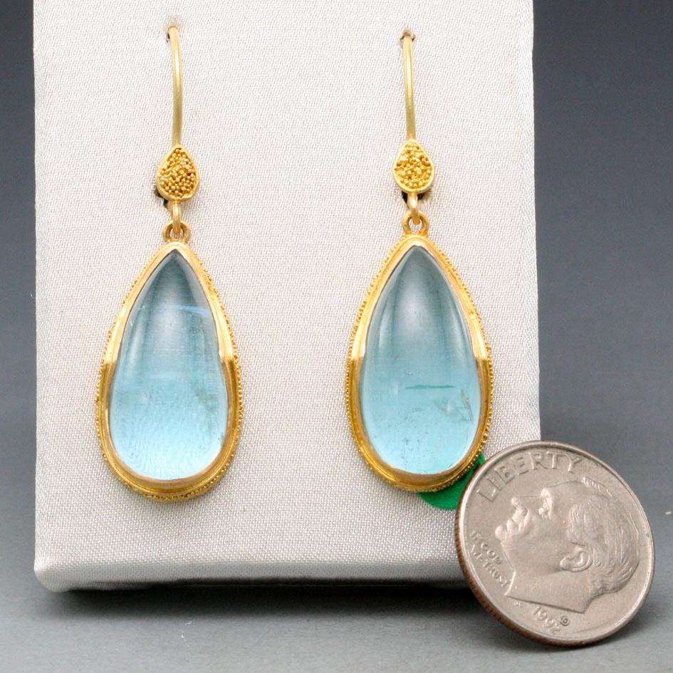 Cabochon Orecchini a filo in oro 22K con acquamarina da 19,6 carati di Steven Battelle in vendita