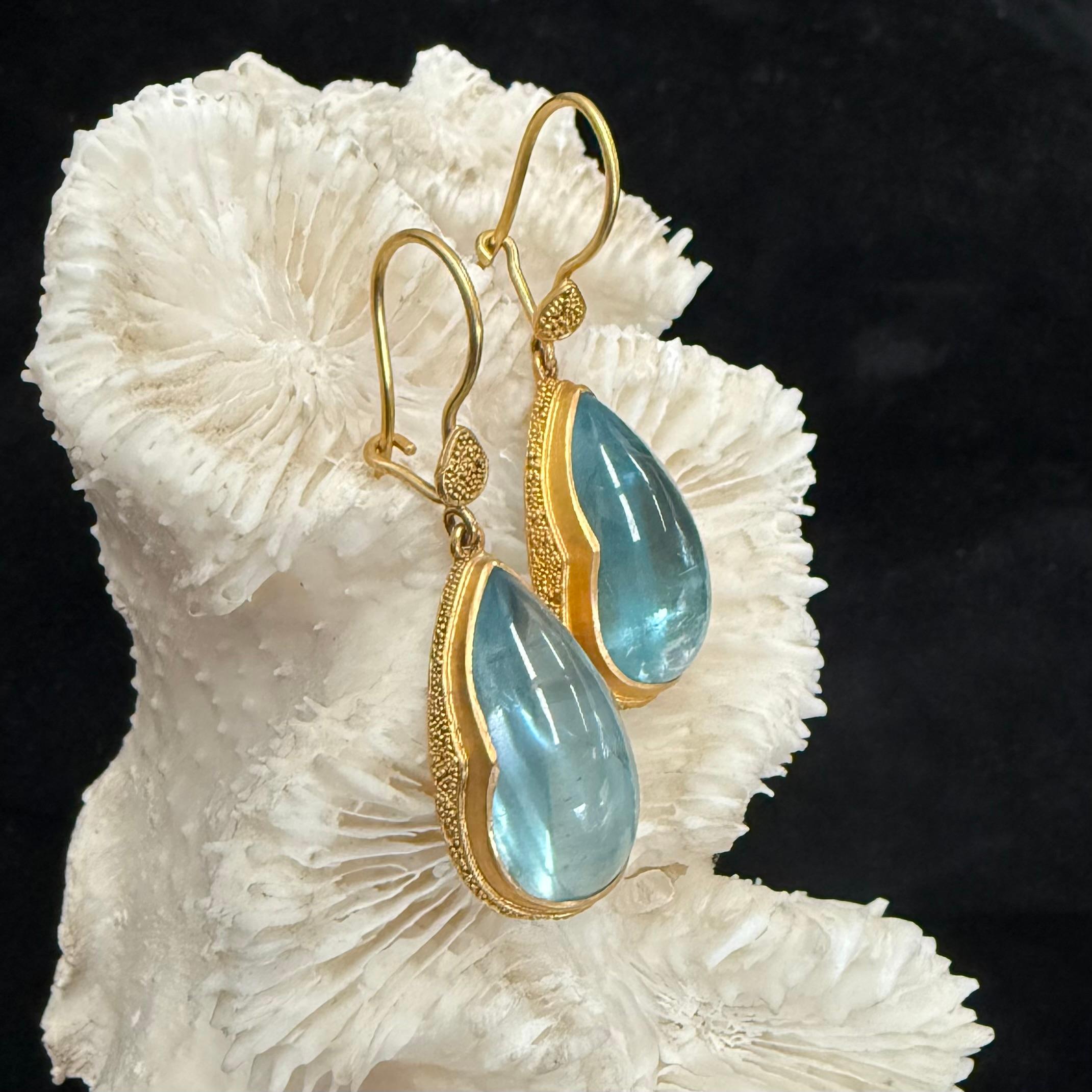 Orecchini a filo in oro 22K con acquamarina da 19,6 carati di Steven Battelle In condizioni Nuovo in vendita a Soquel, CA