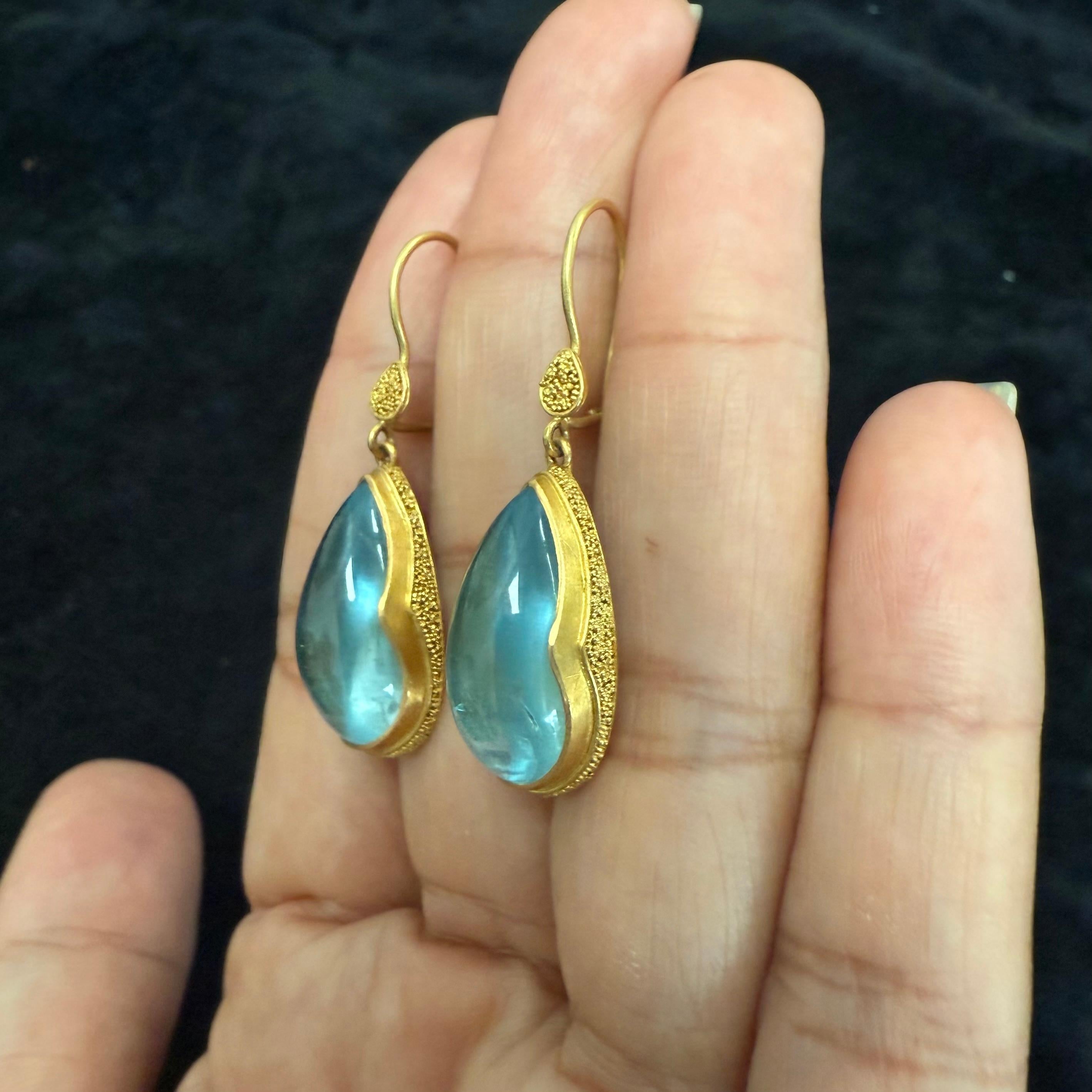 Donna Orecchini a filo in oro 22K con acquamarina da 19,6 carati di Steven Battelle in vendita