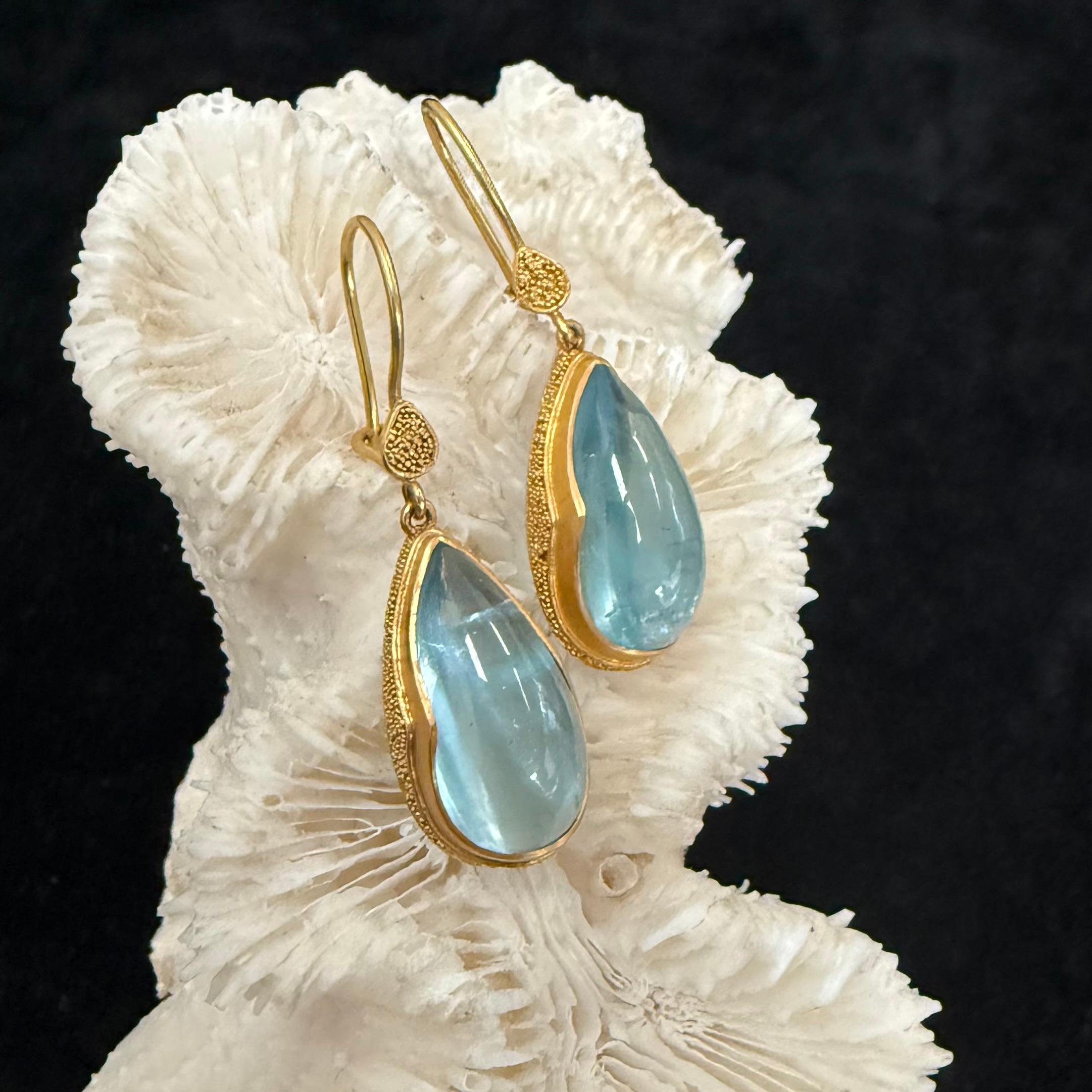 Orecchini a filo in oro 22K con acquamarina da 19,6 carati di Steven Battelle in vendita 1