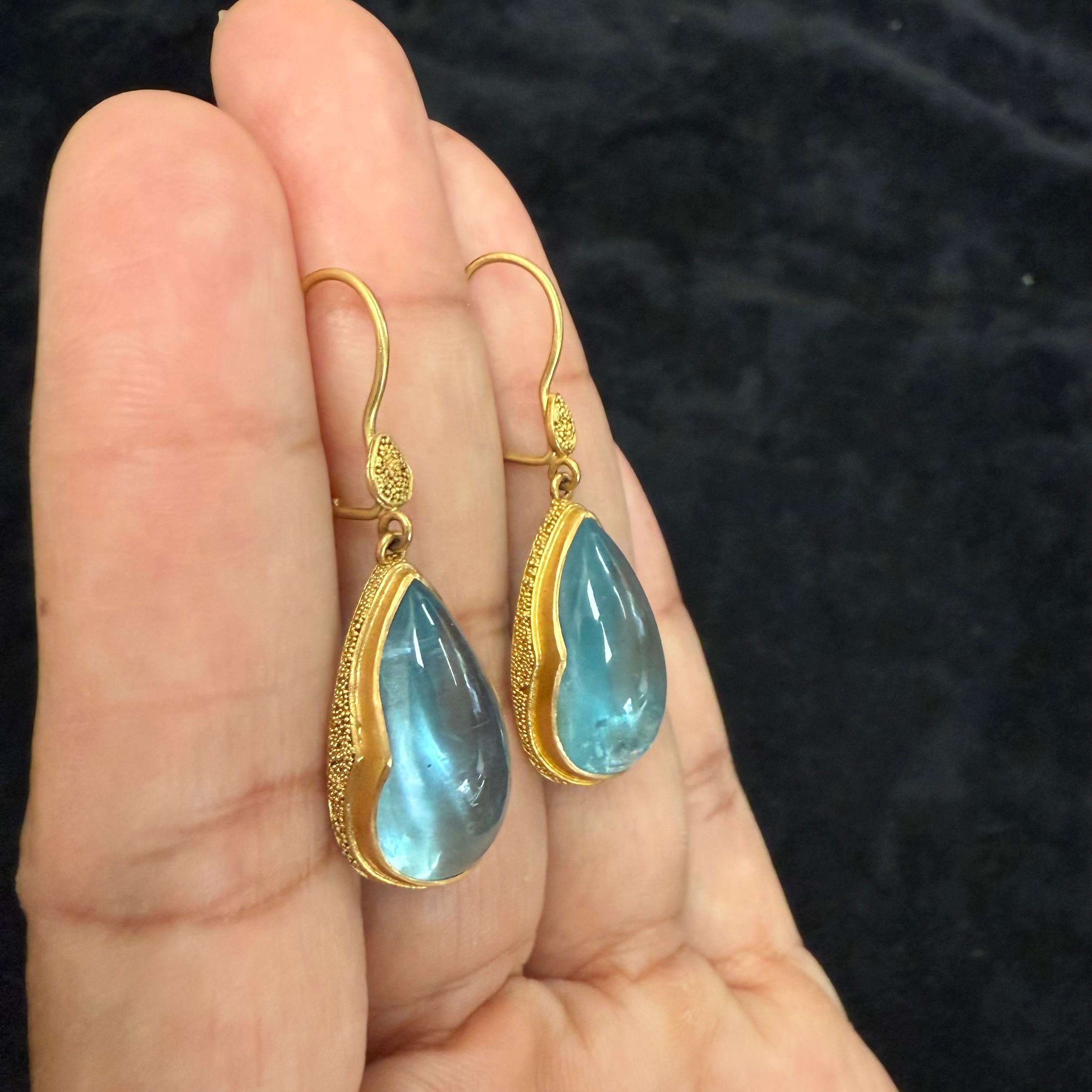 Orecchini a filo in oro 22K con acquamarina da 19,6 carati di Steven Battelle in vendita 2