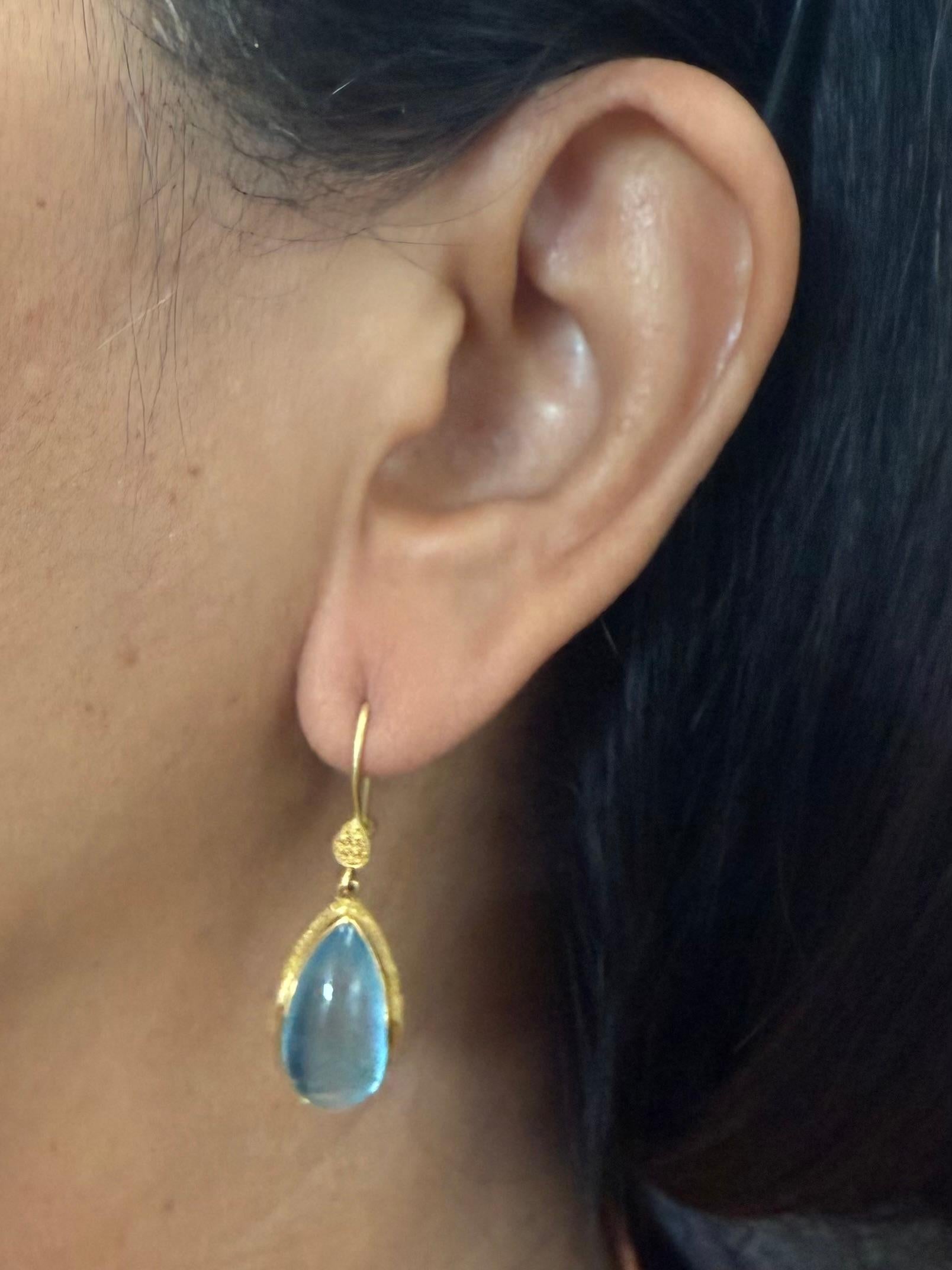 Orecchini a filo in oro 22K con acquamarina da 19,6 carati di Steven Battelle in vendita 3