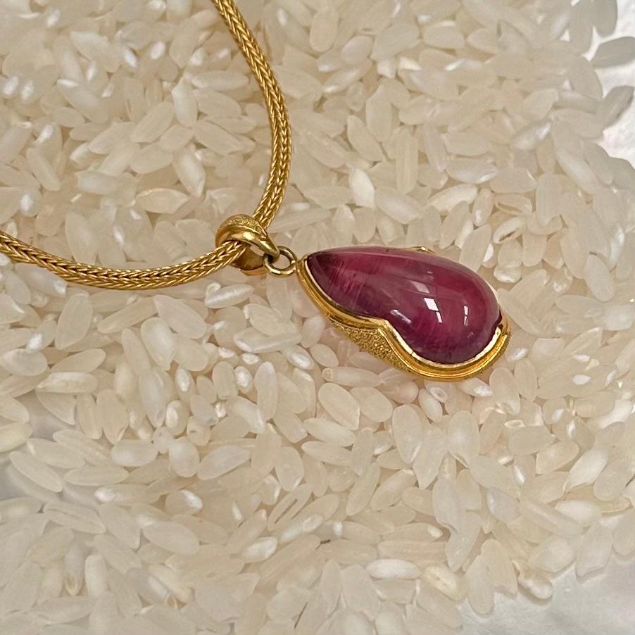 Steven Battelle 19,7 Karat rosa Turmalin 22K Gold Anhänger 7