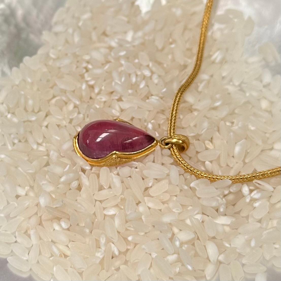 Steven Battelle 19,7 Karat rosa Turmalin 22K Gold Anhänger 8