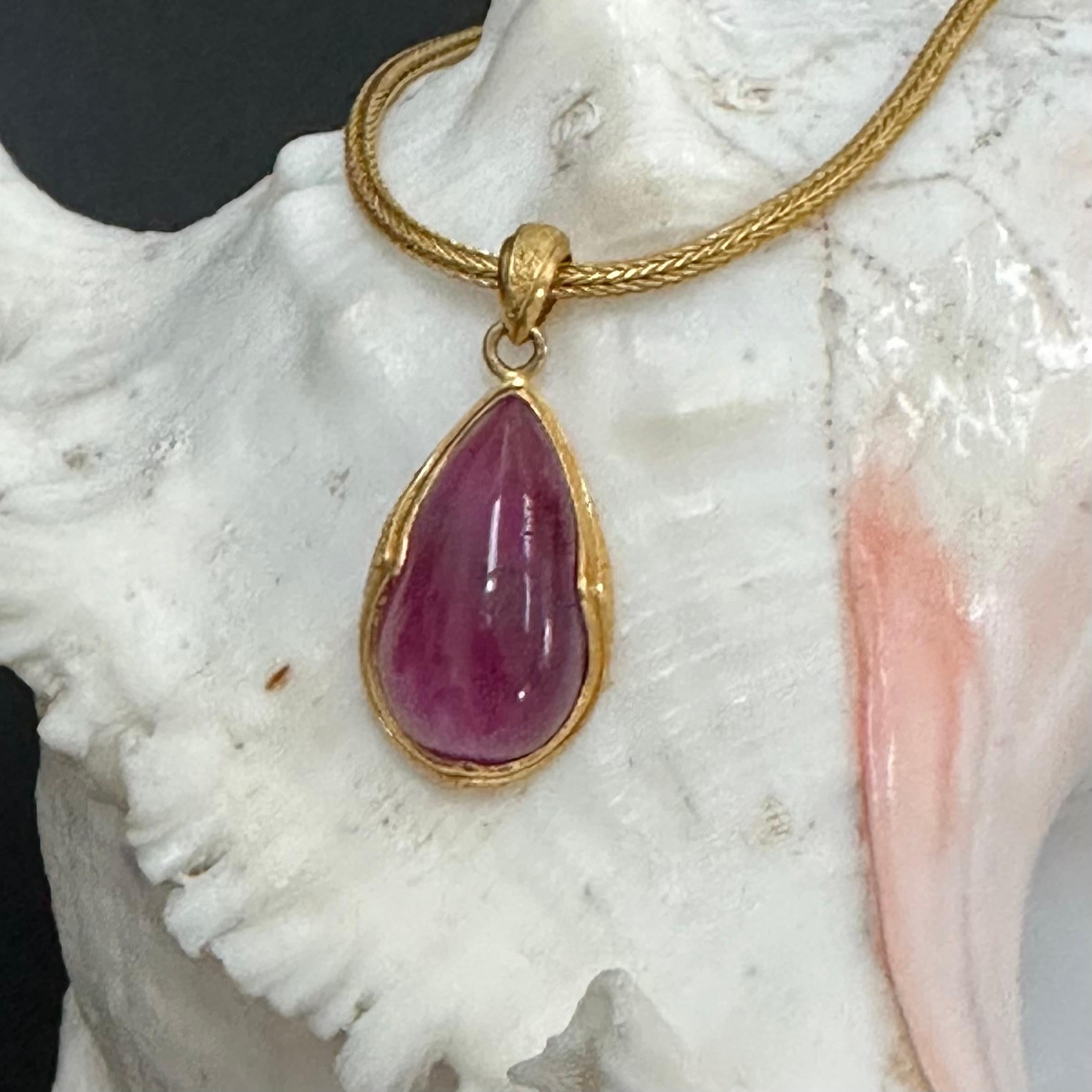 Steven Battelle 19,7 Karat rosa Turmalin 22K Gold Anhänger (Cabochon)
