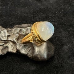 Steven Battelle 19.9 Carats Rainbow Moonstone 18K Gold Ring