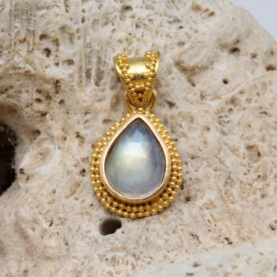 2.0 Carat Faceted Rainbow Moonstone 22k Granulated Gold Pendant  For Sale 5