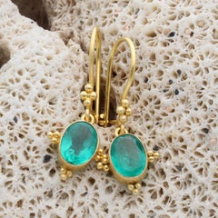 Steven Battelle Orecchini a filo in oro 18K con smeraldo dello Zambia da 2,0 carati