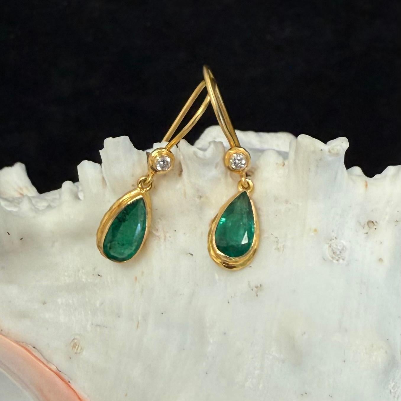Steven Battelle 2.1 Carats Emerald Diamond 18K Gold Wire Earrings in vendita 1