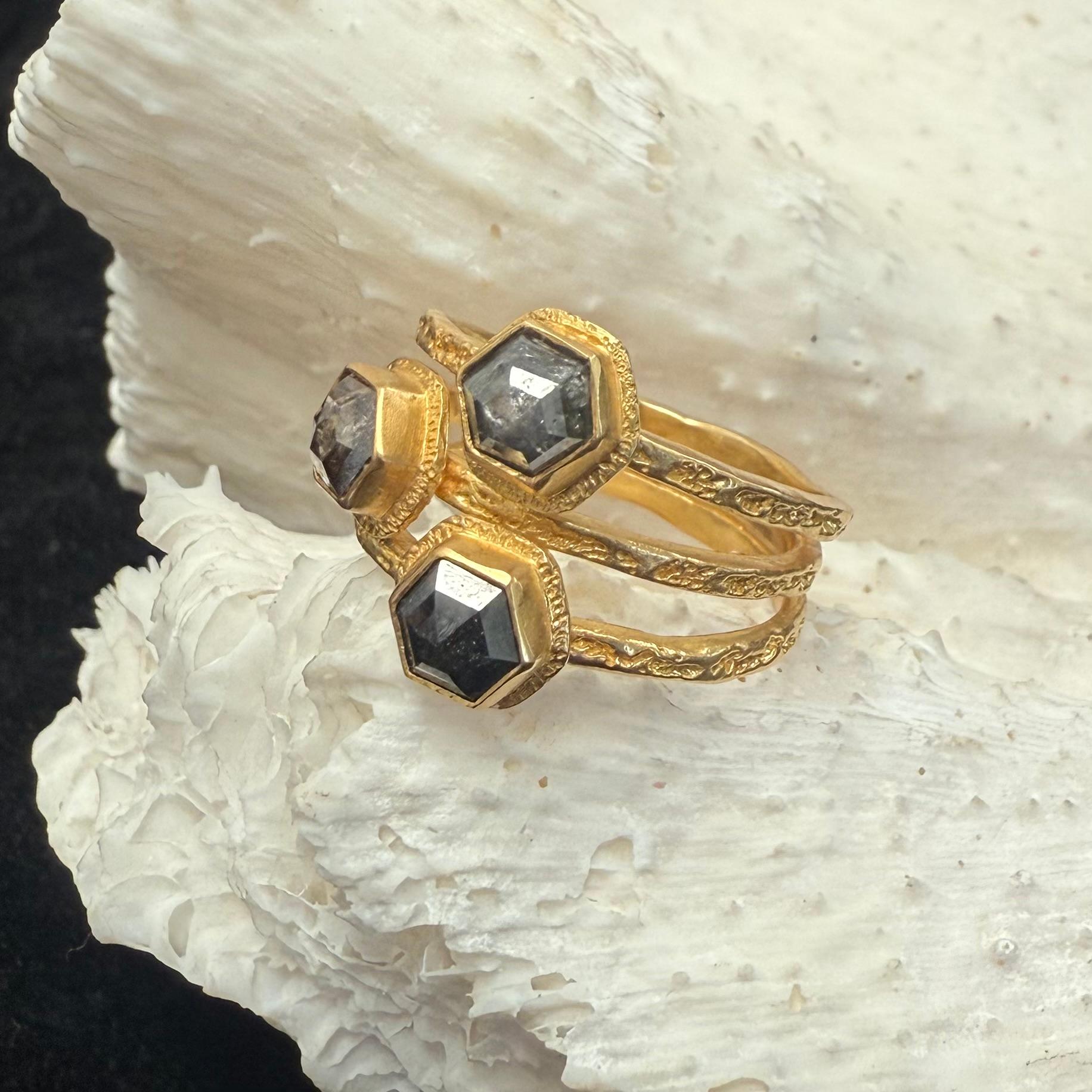 Steven Battelle 2.1 Carats Hexagonal Rose-Cut Colored Diamonds 18K Gold Ring For Sale 5