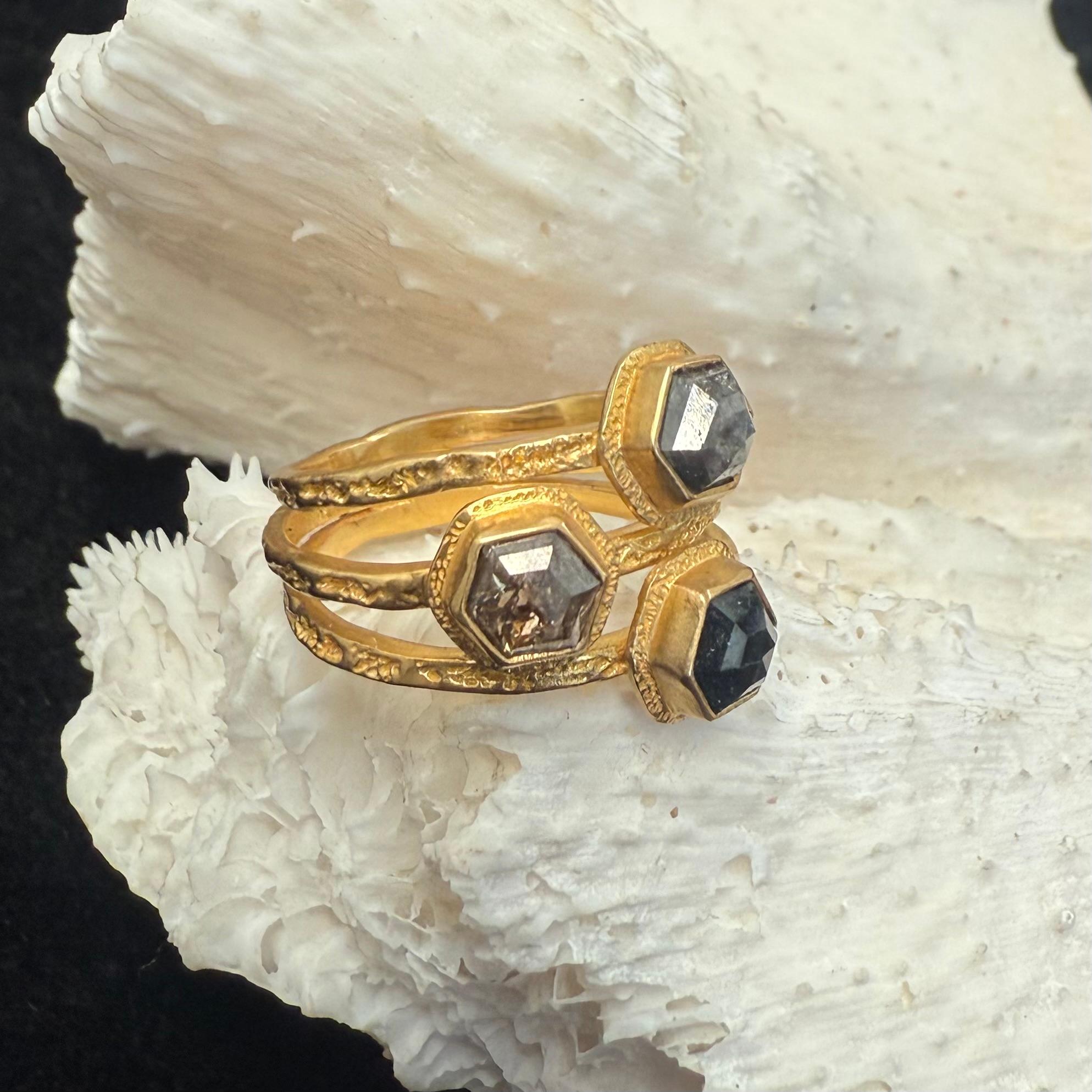 Steven Battelle 2.1 Carats Hexagonal Rose-Cut Colored Diamonds 18K Gold Ring For Sale 7