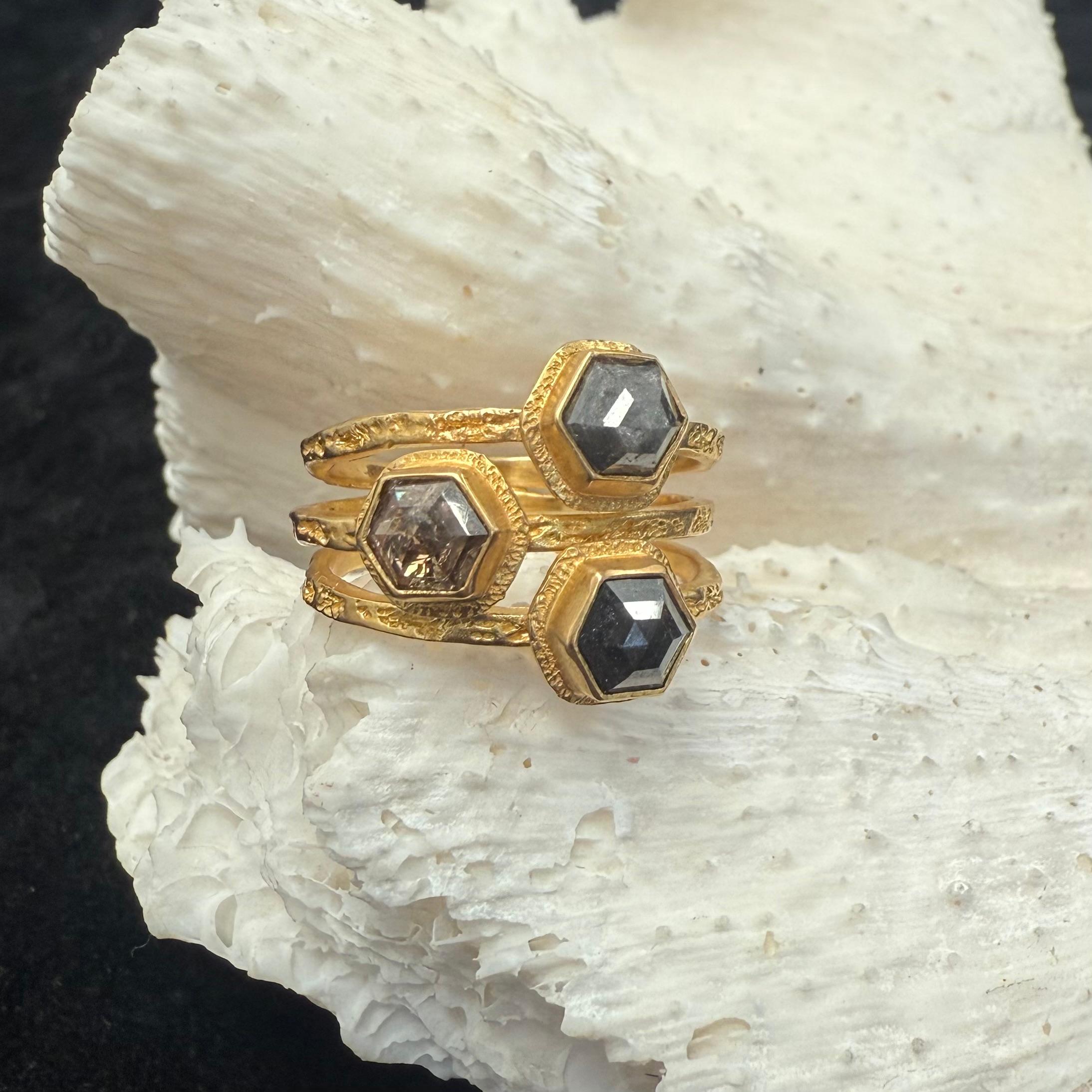 Steven Battelle 2.1 Carats Hexagonal Rose-Cut Colored Diamonds 18K Gold Ring For Sale 1