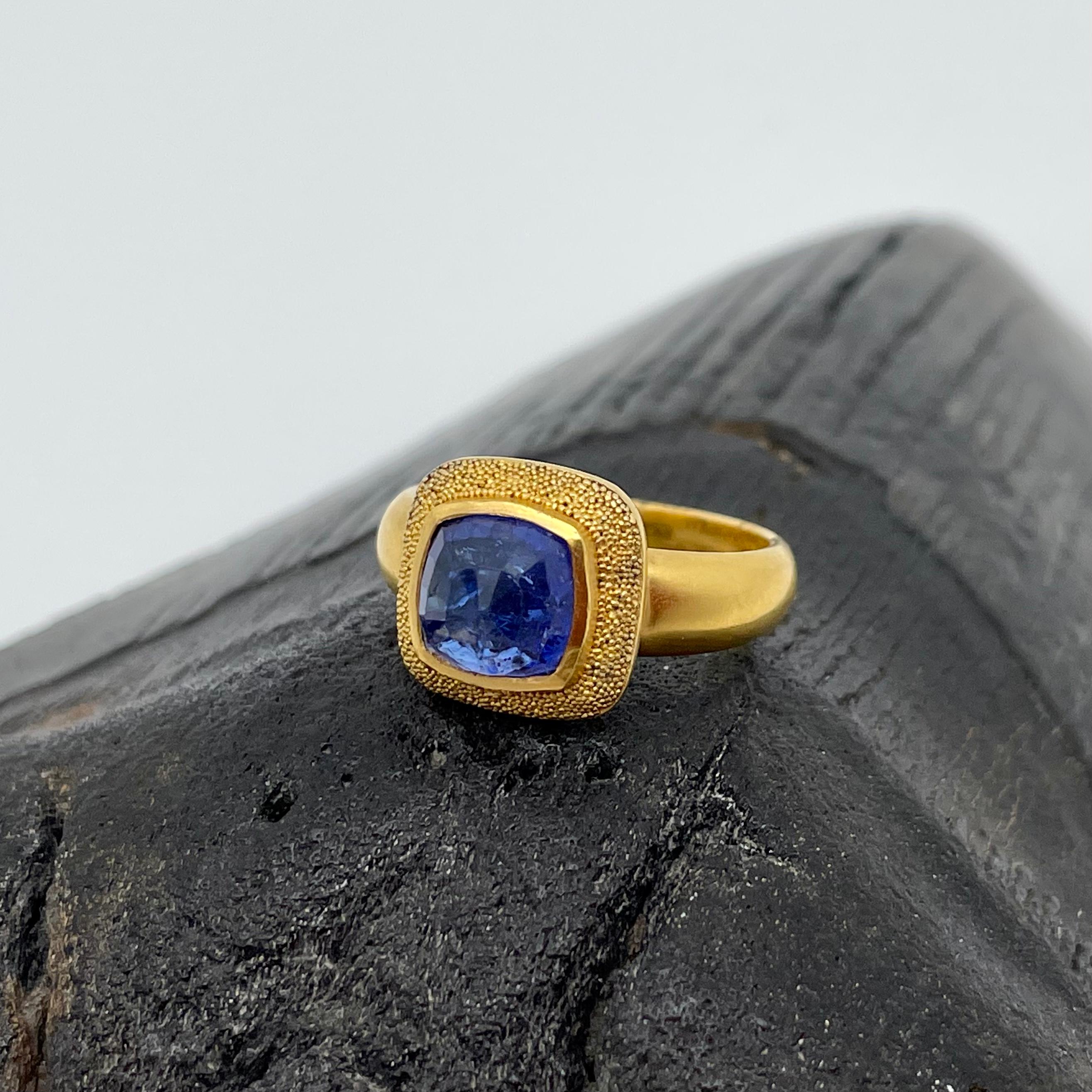 Contemporary Steven Battelle 2.1 Carats Rose-Cut Tanzanite 22K Gold Ring For Sale