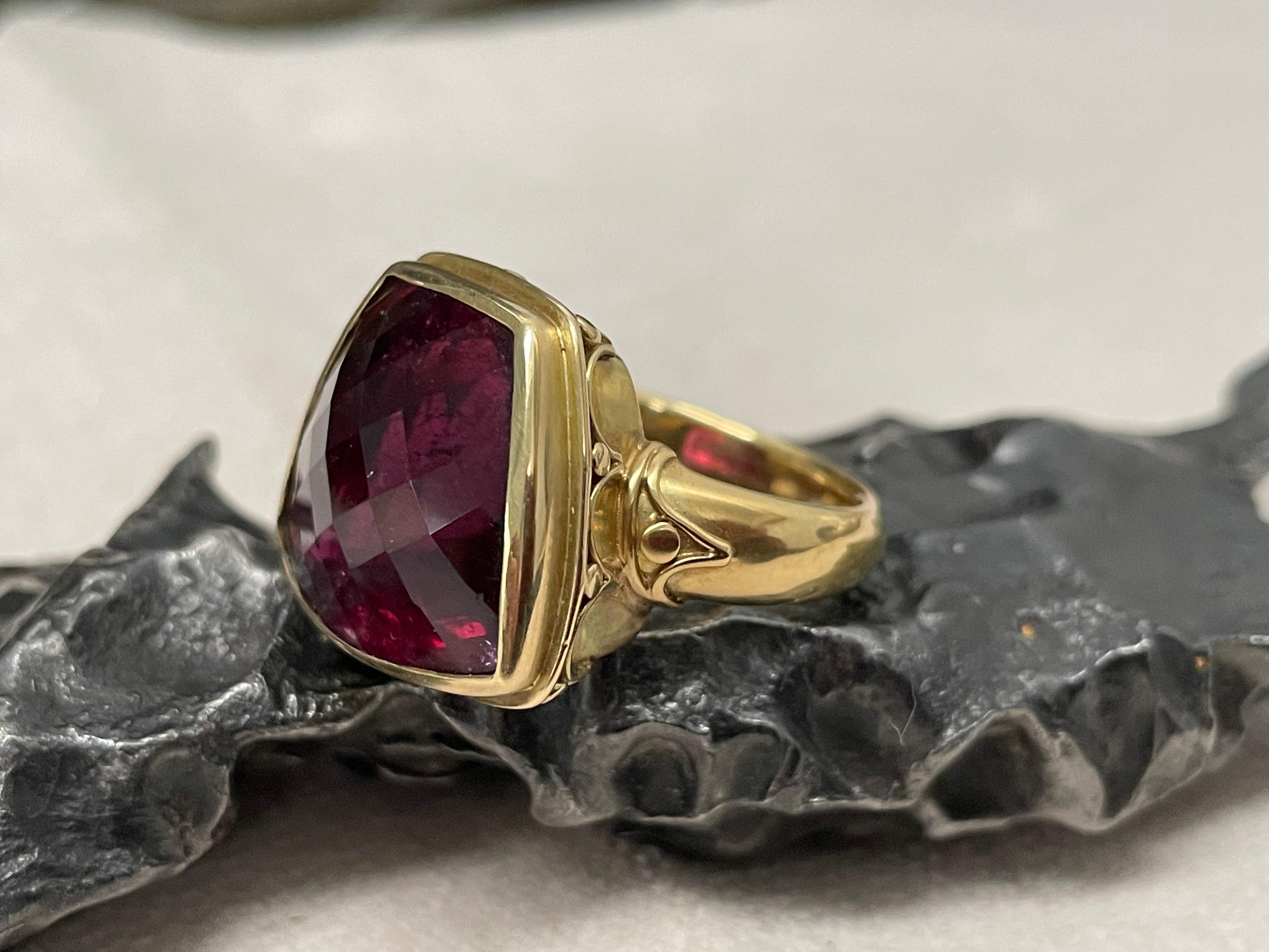 Contemporary 21.4 Carat Pink Tourmaline 18k Gold Ring For Sale