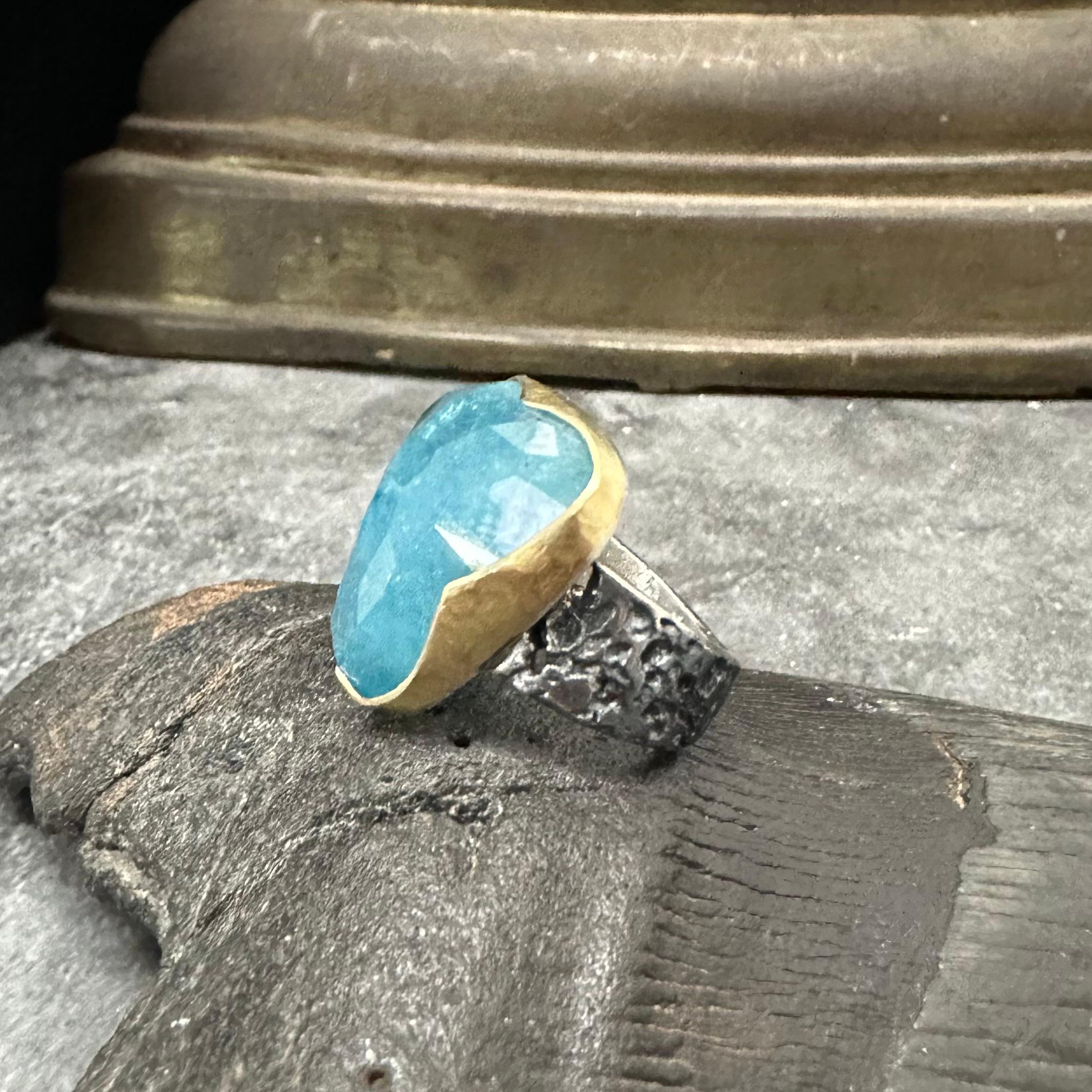 Steven Battelle 21.5 Carats Rose Cut Aquamarine Oxidized Sterling 18K Gold Ring For Sale 2