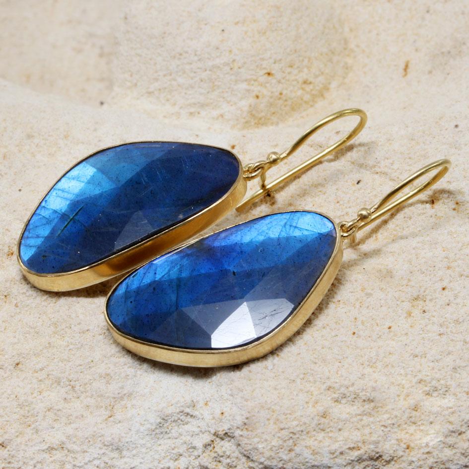 Women's or Men's Steven Battelle 21.6 Carats Rose-cut Labradorite 18K Gold Wire Earrings For Sale