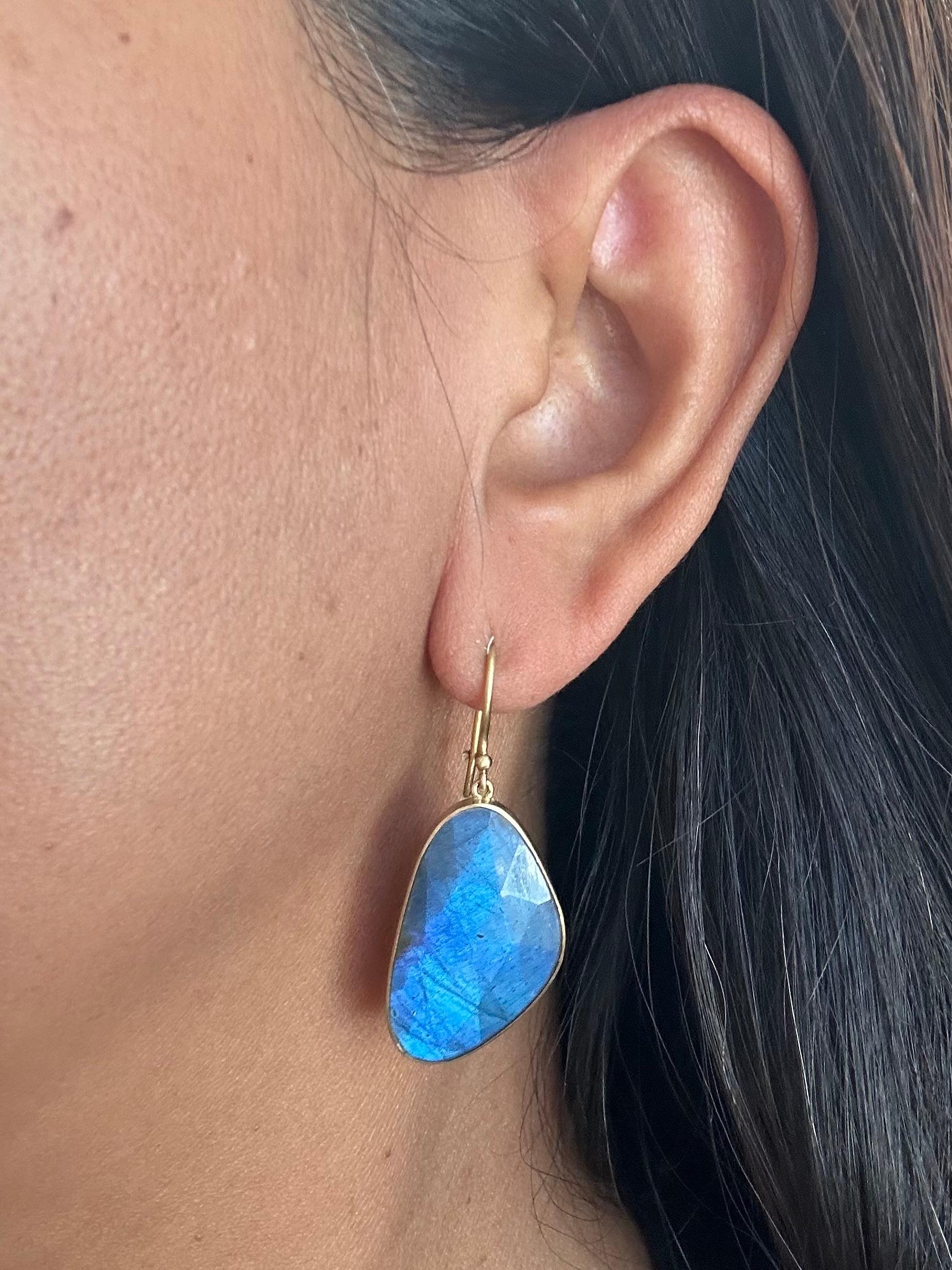 Steven Battelle 21.6 Carats Rose-cut Labradorite 18K Gold Wire Earrings For Sale 1